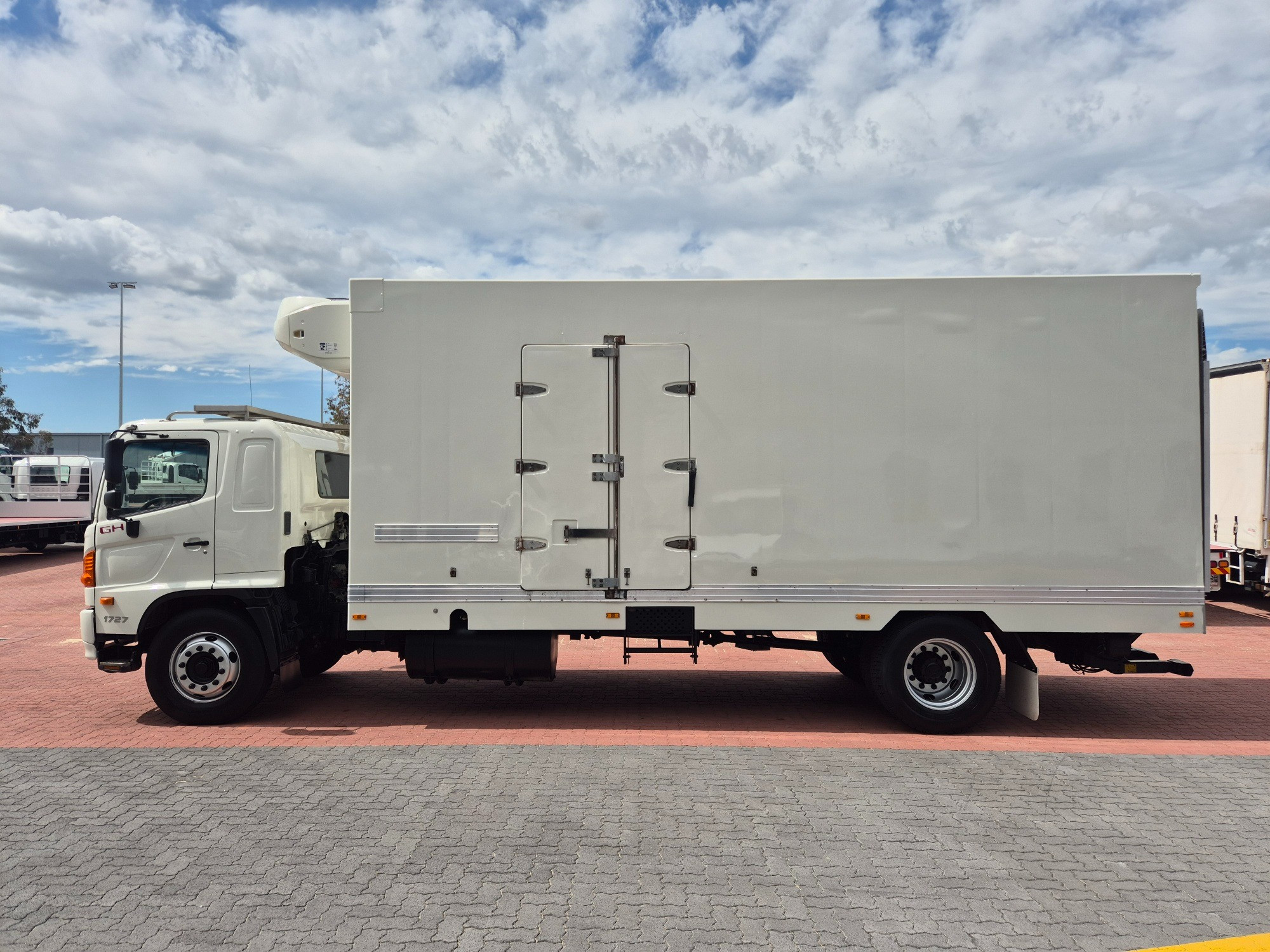 2010 HINO 500 GH8J 1727 XXLONG AIR (SIX) 10 PALLET 6 SP MANUAL FREEZER TRUCK