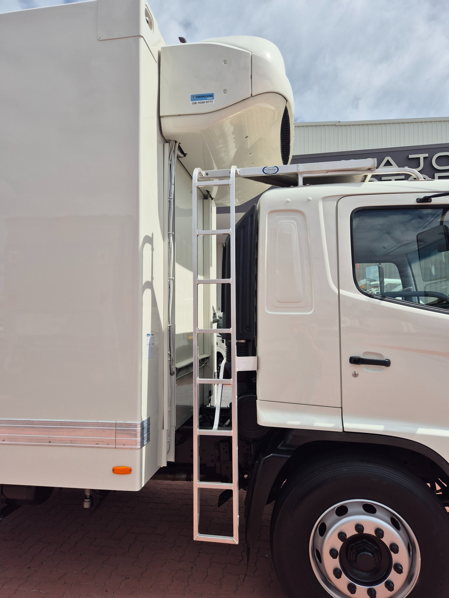2010 HINO 500 GH8J 1727 XXLONG AIR (SIX) 10 PALLET 6 SP MANUAL FREEZER TRUCK