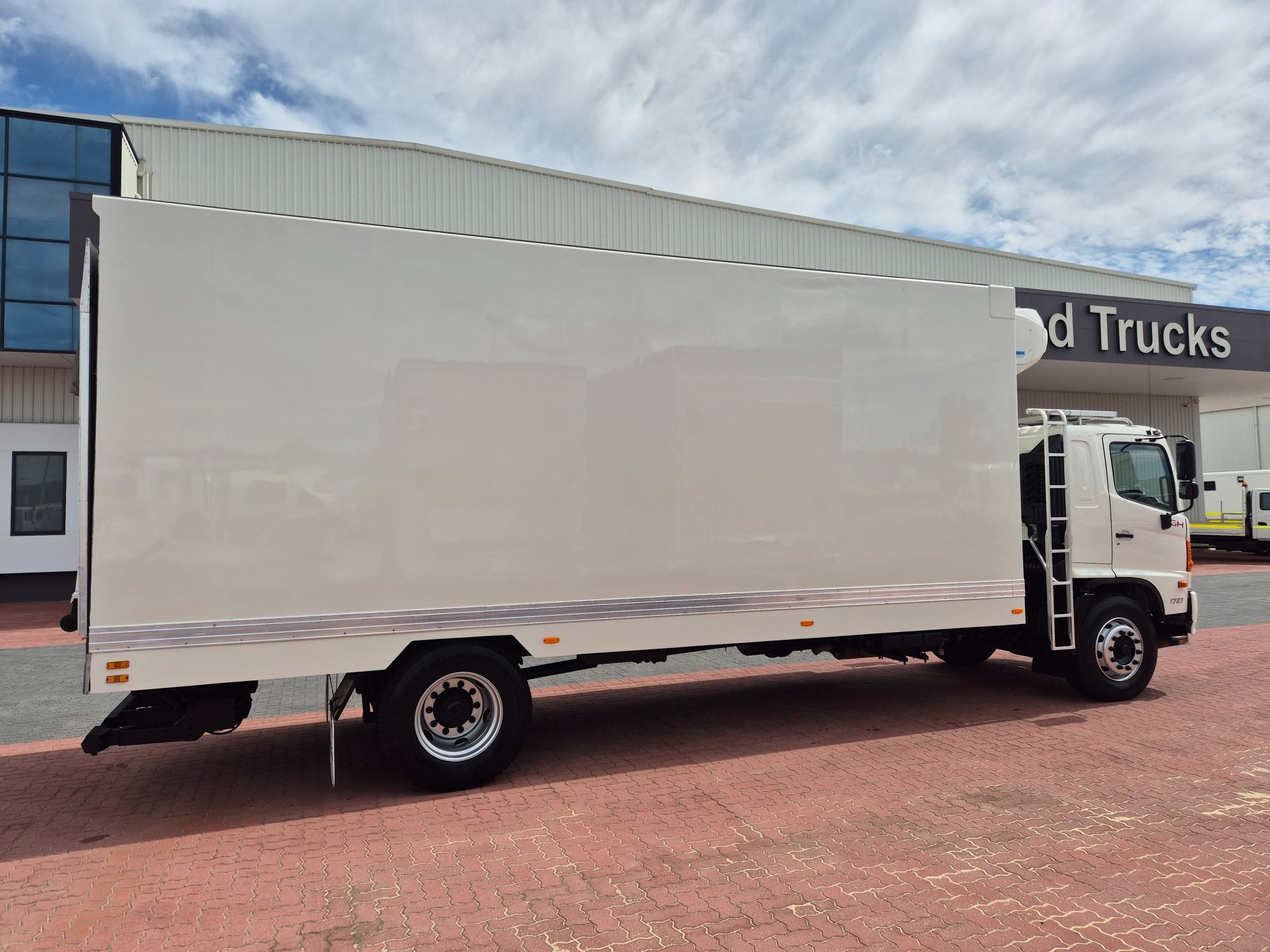 2010 HINO 500 GH8J 1727 XXLONG AIR (SIX) 10 PALLET 6 SP MANUAL FREEZER TRUCK