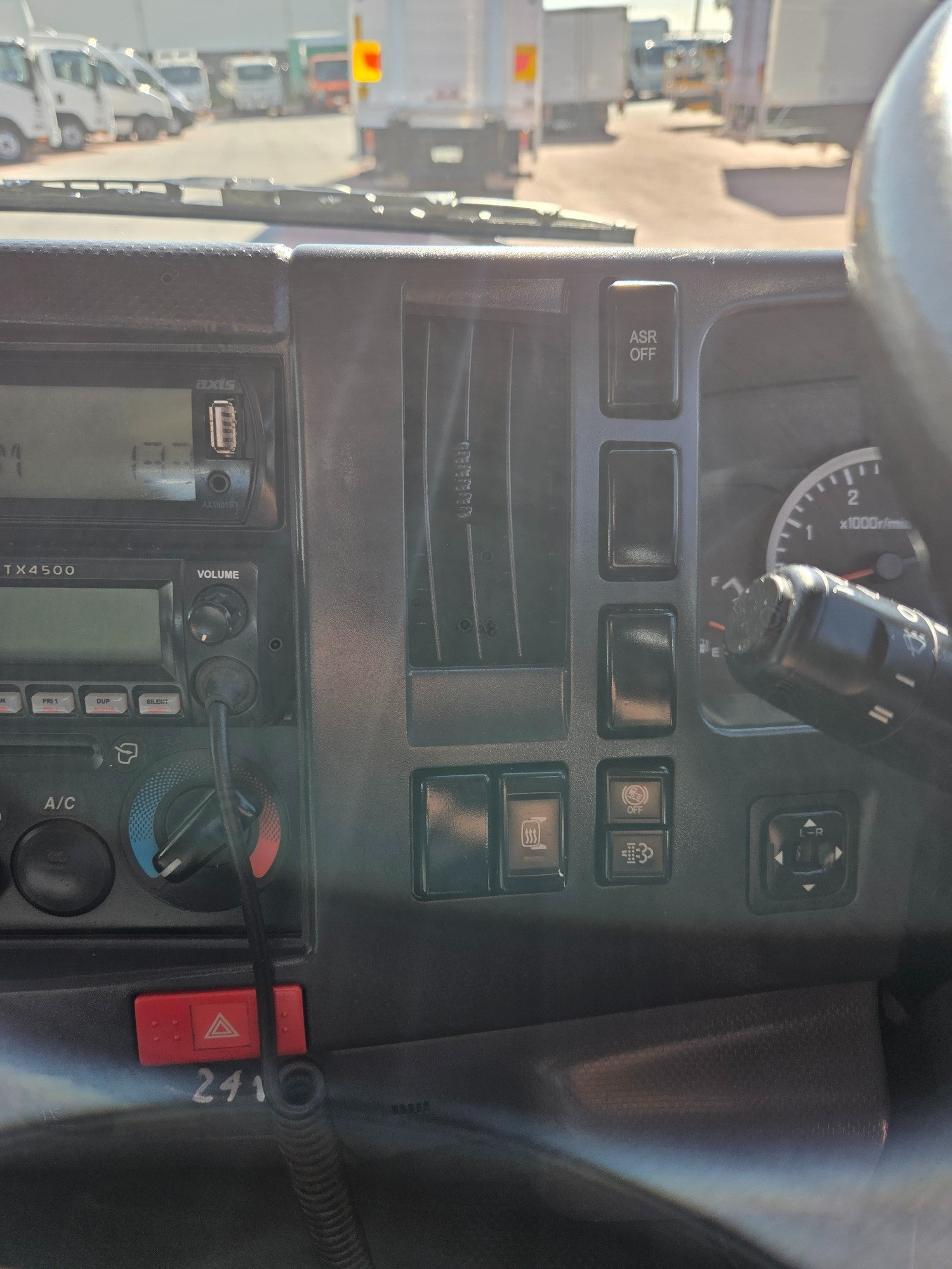 2015 ISUZU NQR NH 450 CREW 6 SP MANUAL C/CHAS