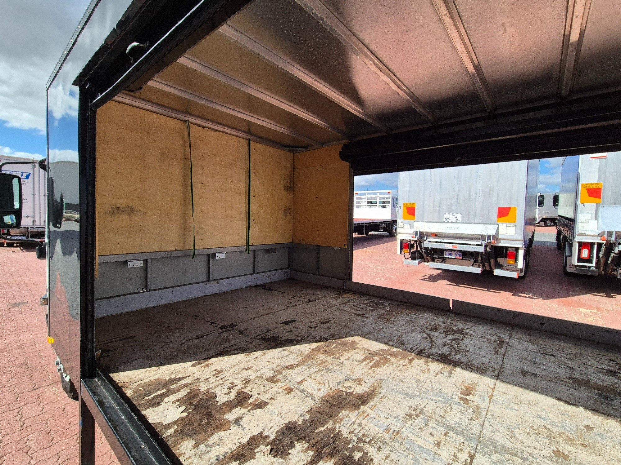 2017 ISUZU NPR N MY15 65/45-190 (MWB) 6 SP MANUAL SERVICE BODY