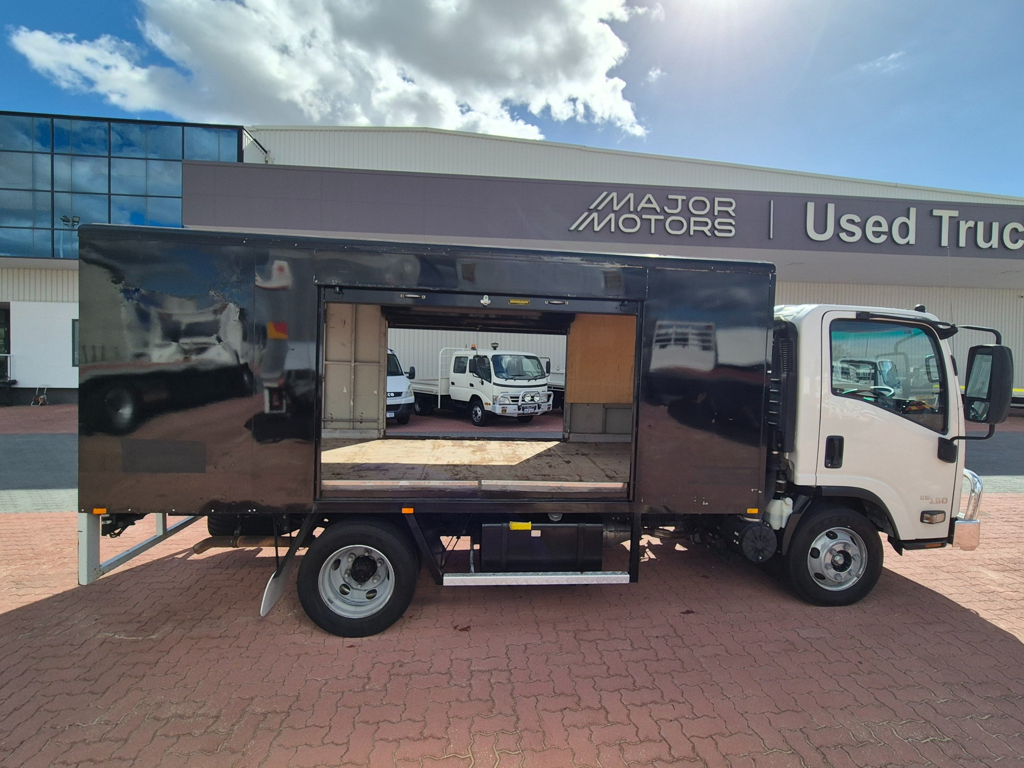 2017 ISUZU NPR N MY15 65/45-190 (MWB) 6 SP MANUAL SERVICE BODY