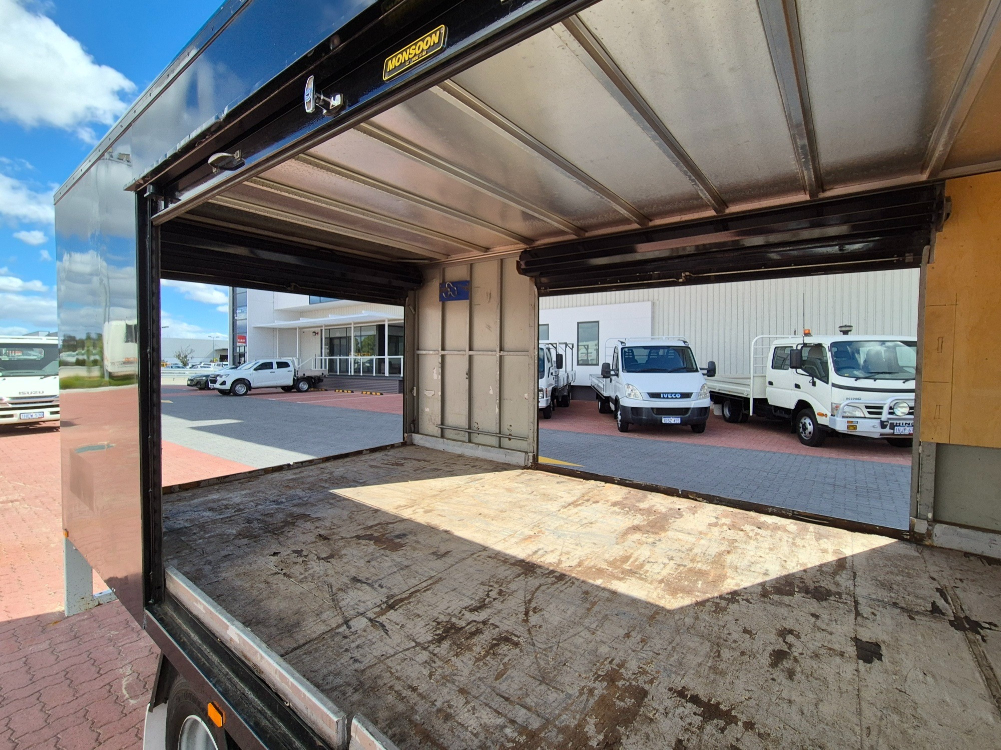 2017 ISUZU NPR N MY15 65/45-190 (MWB) 6 SP MANUAL SERVICE BODY