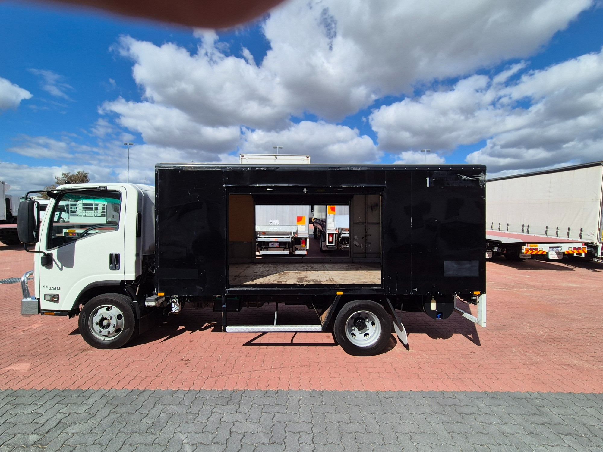 2017 ISUZU NPR N MY15 65/45-190 (MWB) 6 SP MANUAL SERVICE BODY