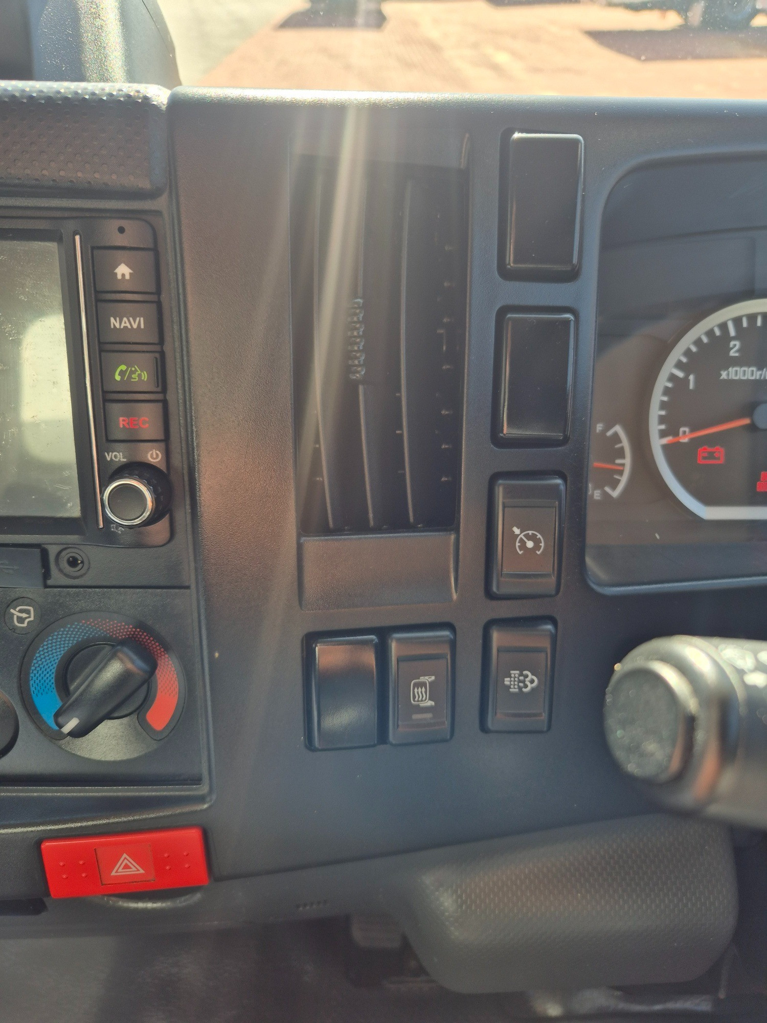 2022 ISUZU NNR NH MY21 45-150 (MWB) 6 SP AUTOMATED MANUAL VAN WITH TAIL LIFT
