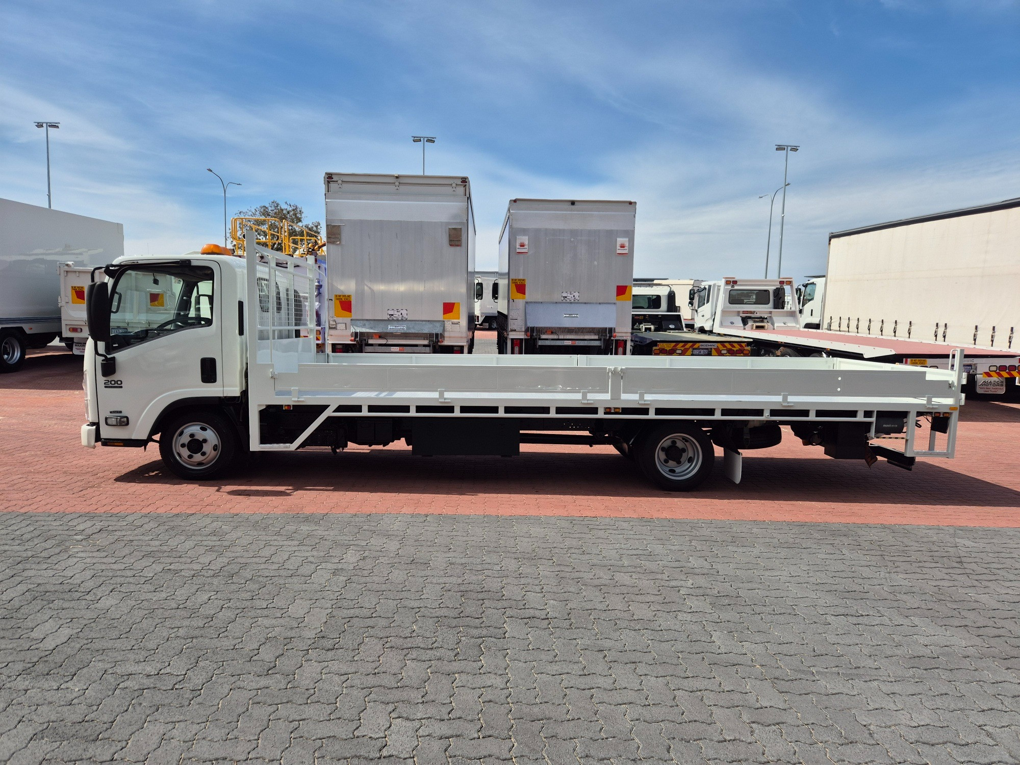 2013 ISUZU NLR 200 XLWB AUTOMATED MANUAL TRAY
