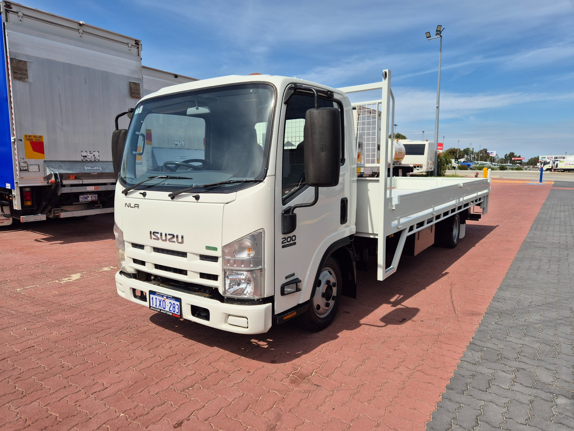 2013 ISUZU NLR 200 XLWB AUTOMATED MANUAL TRAY