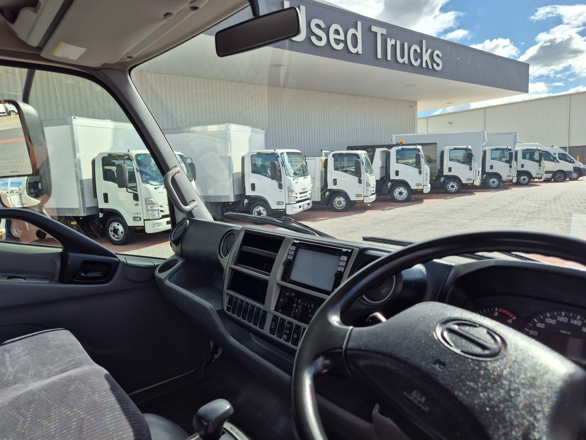 2015 HINO 300 XKU720R 716 HYBRID 3,.5 TON LWB 5 SP AUTOMATED MANUAL C/CHAS