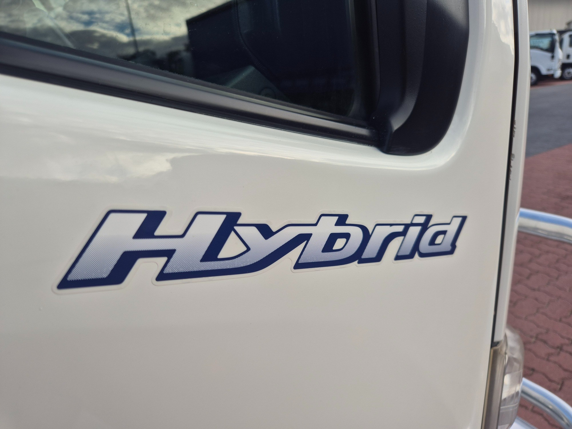 2015 HINO 300 XKU720R 716 HYBRID 3,.5 TON LWB 5 SP AUTOMATED MANUAL C/CHAS