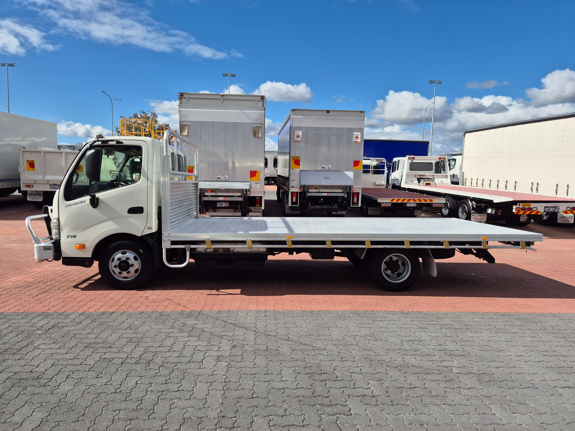 2015 HINO 300 XKU720R 716 HYBRID 3,.5 TON LWB 5 SP AUTOMATED MANUAL C/CHAS