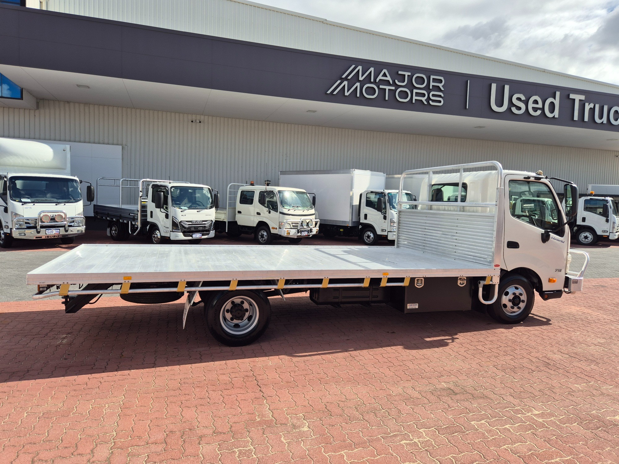 2015 HINO 300 XKU720R 716 HYBRID 3,.5 TON LWB 5 SP AUTOMATED MANUAL C/CHAS