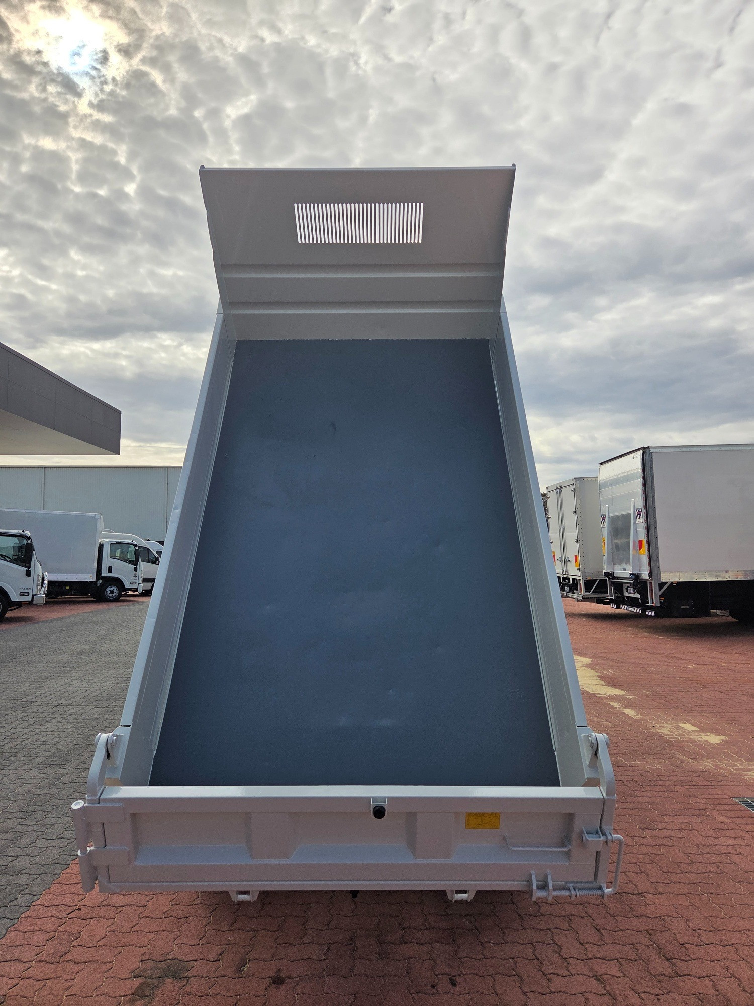 2021 ISUZU NMR 60/45-150 3 TON MANUAL TIPPER