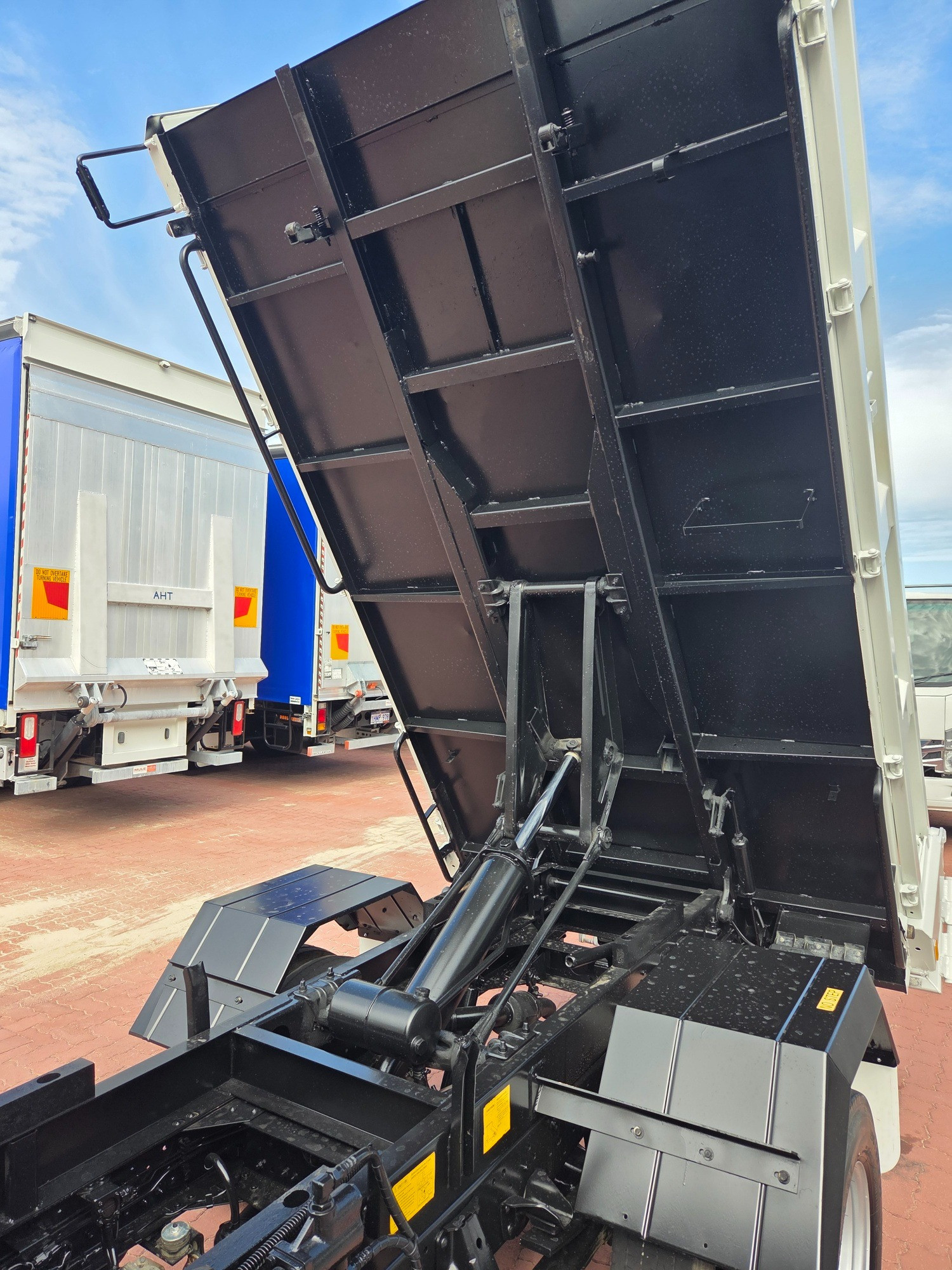 2021 ISUZU NMR 60/45-150 3 TON MANUAL TIPPER