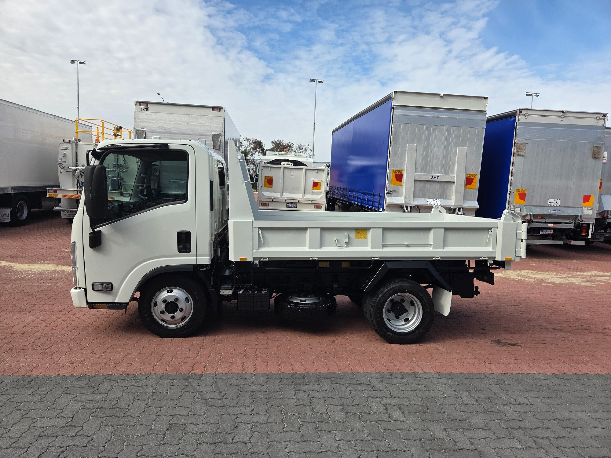 2021 ISUZU NMR 60/45-150 3 TON MANUAL TIPPER
