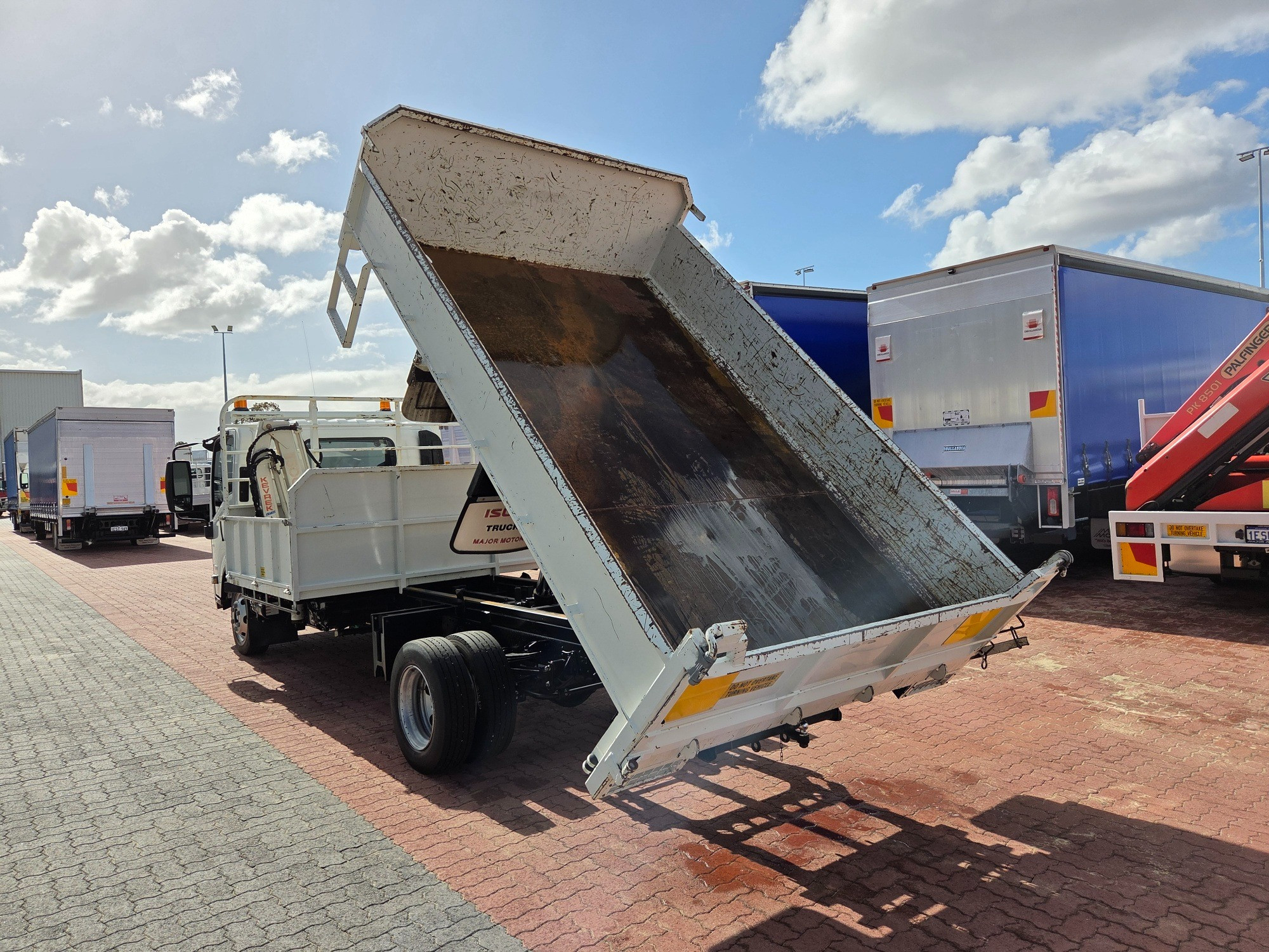 2016 ISUZU NPR N MY15 75-190 (LWB) 6 SP AMT TIPPER AND CRANE
