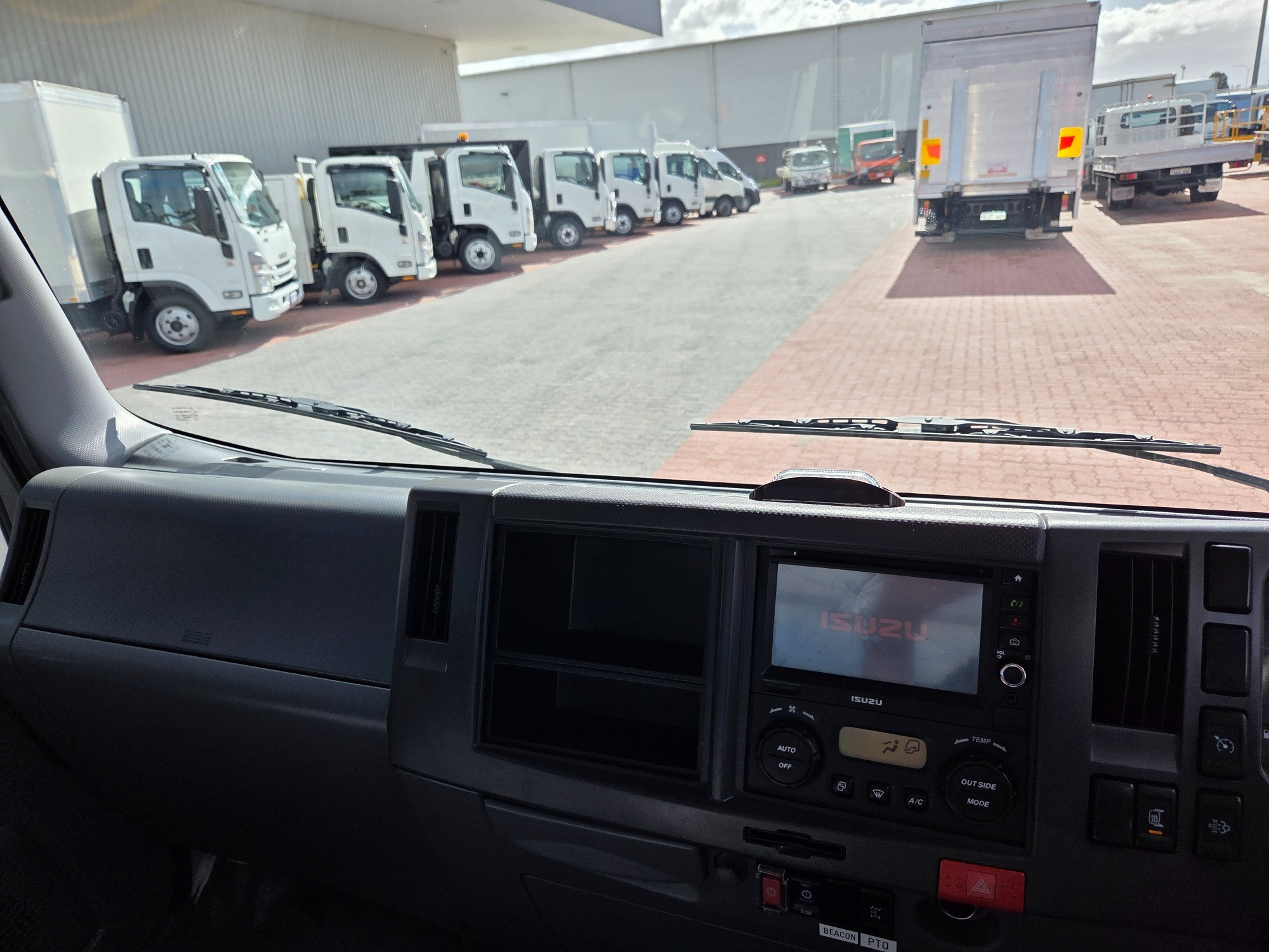 2016 ISUZU NPR N MY15 75-190 (LWB) 6 SP AMT TIPPER AND CRANE