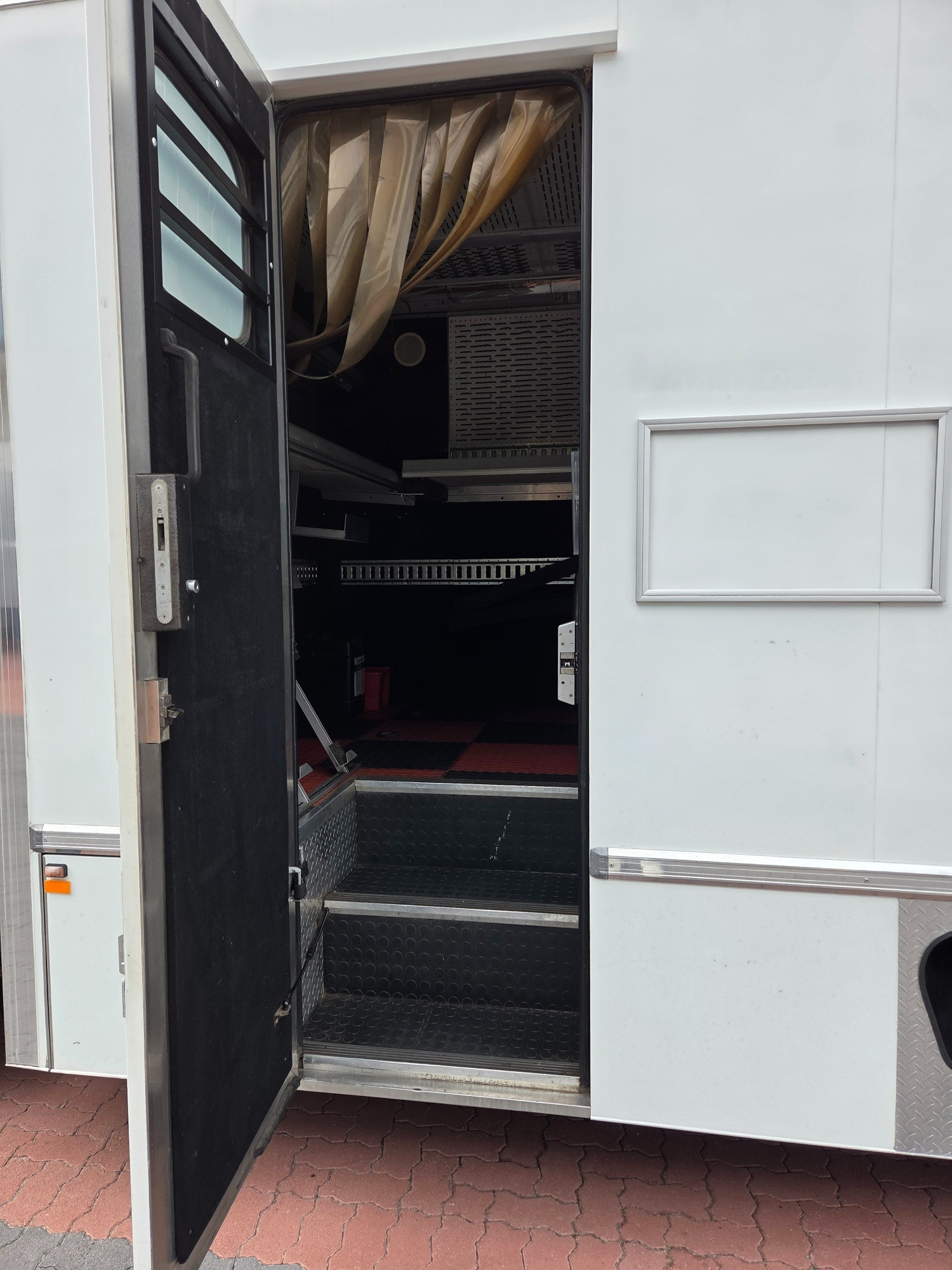 2010 HINO 500 FC6J 1018 MEDIUM 6 SP MANUAL SERVICE BODY