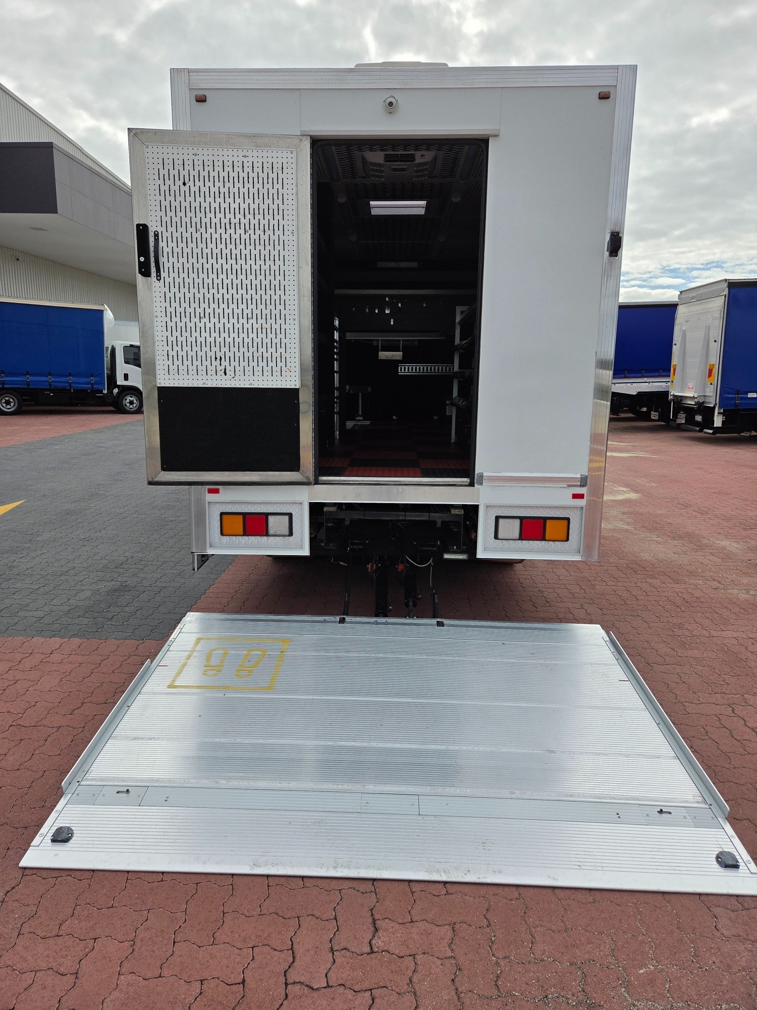 2010 HINO 500 FC6J 1018 MEDIUM 6 SP MANUAL SERVICE BODY