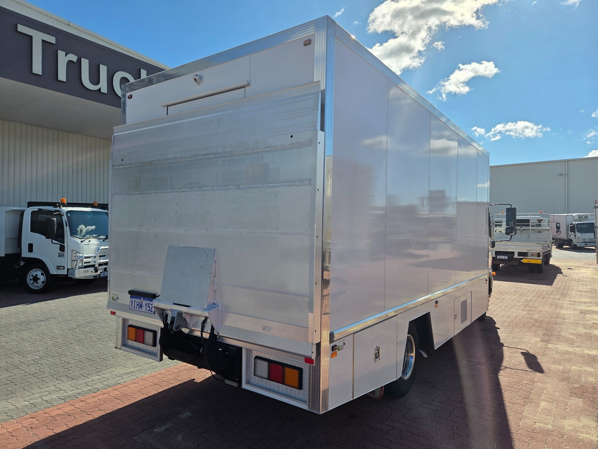 2010 HINO 500 FC6J 1018 MEDIUM 6 SP MANUAL SERVICE BODY