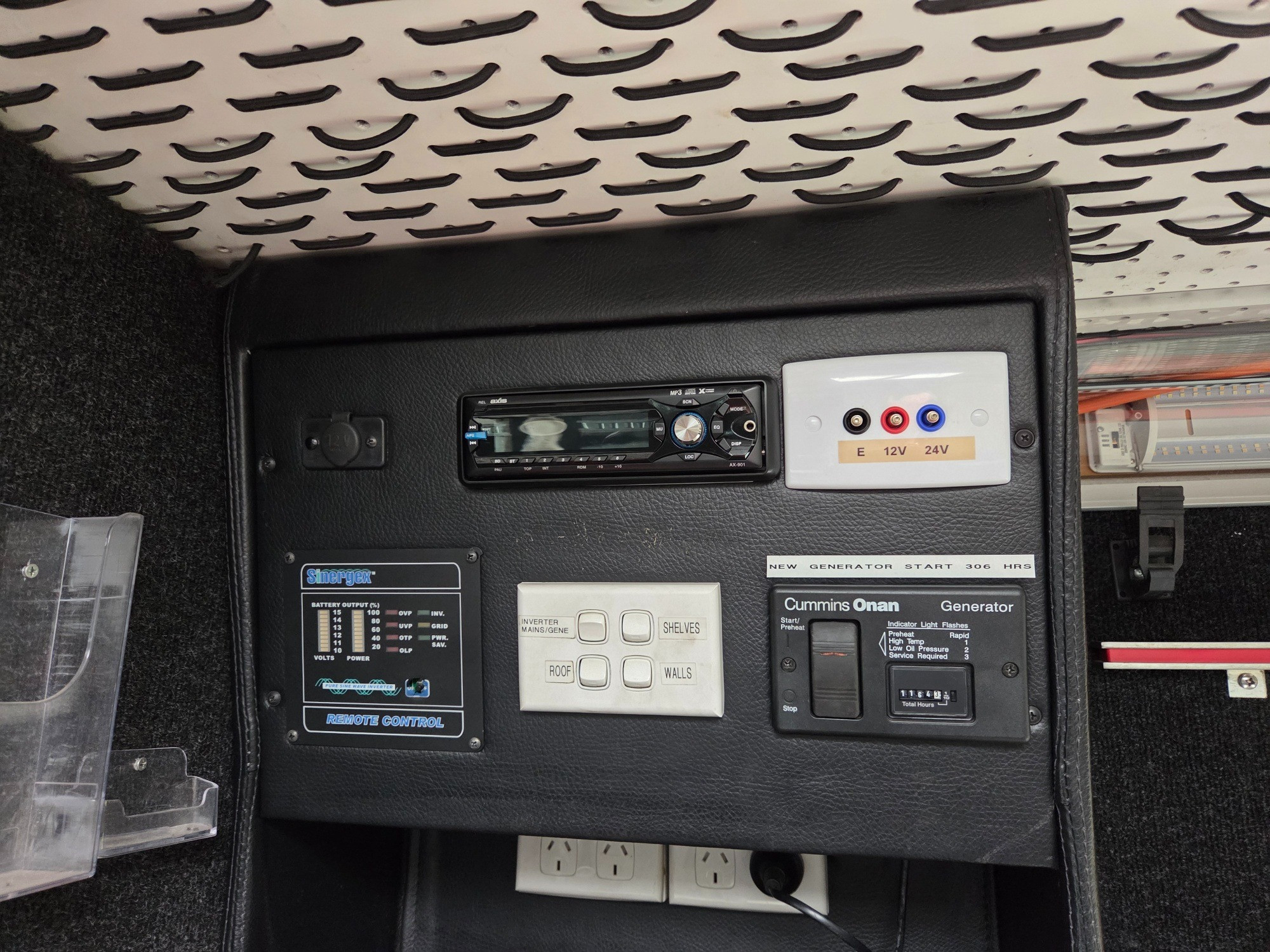 2010 HINO 500 FC6J 1018 MEDIUM 6 SP MANUAL SERVICE BODY