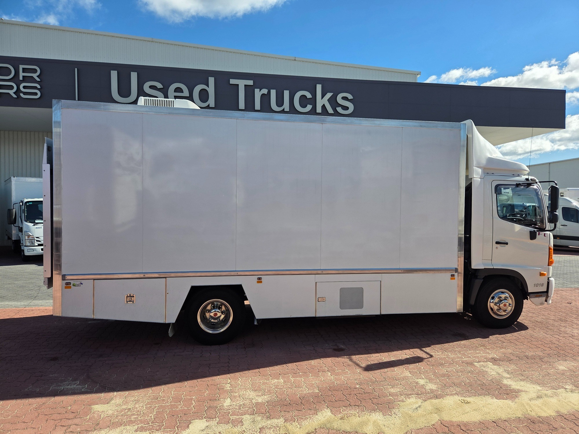 2010 HINO 500 FC6J 1018 MEDIUM 6 SP MANUAL SERVICE BODY
