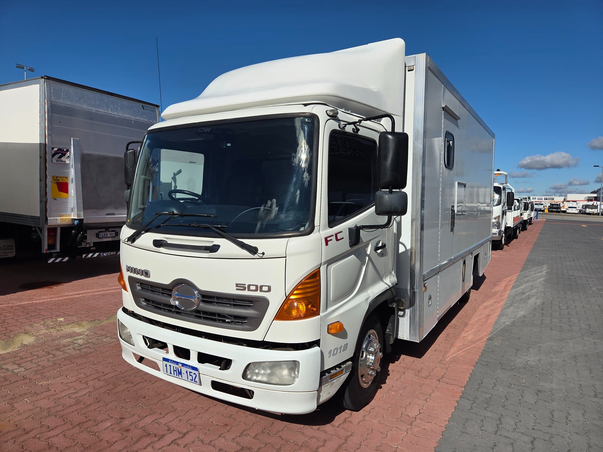 2010 HINO 500 FC6J 1018 MEDIUM 6 SP MANUAL SERVICE BODY