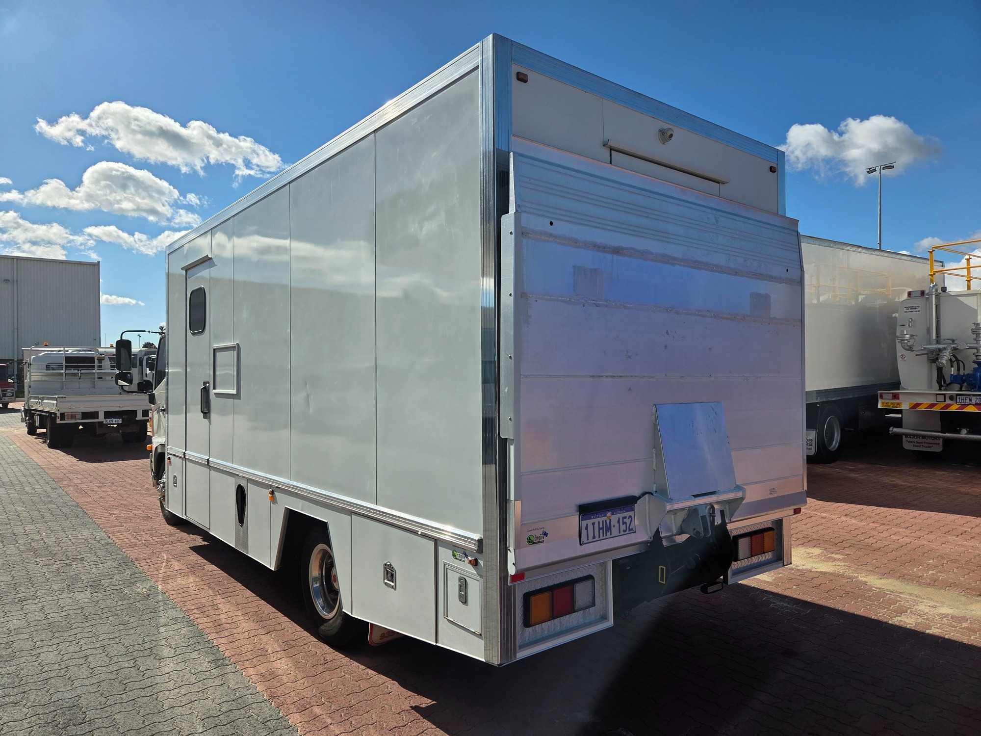 2010 HINO 500 FC6J 1018 MEDIUM 6 SP MANUAL SERVICE BODY