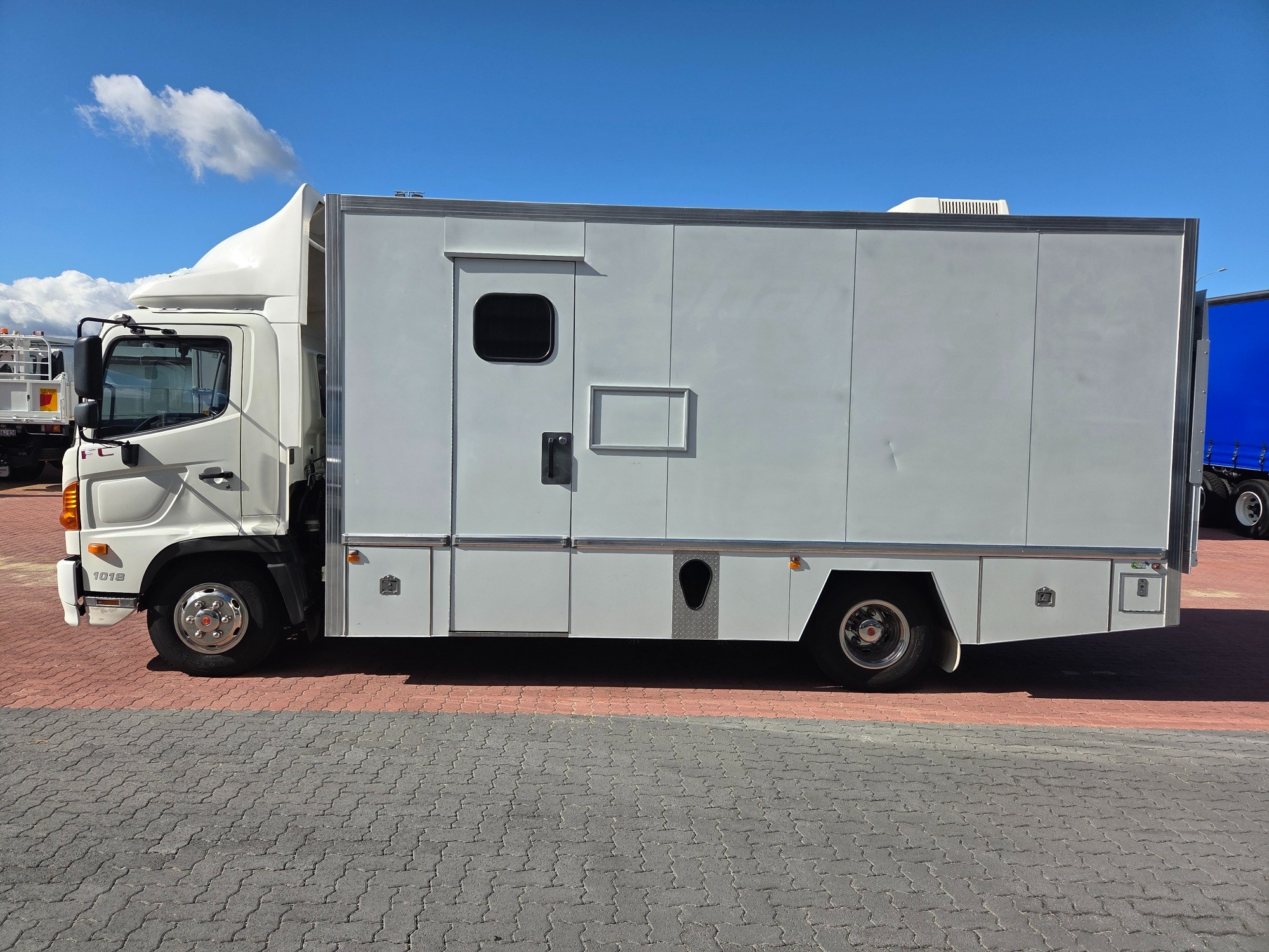 2010 HINO 500 FC6J 1018 MEDIUM 6 SP MANUAL SERVICE BODY