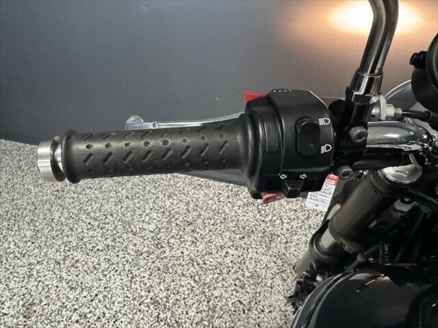 2011 TRIUMPH BONNEVILLE SE ROAD