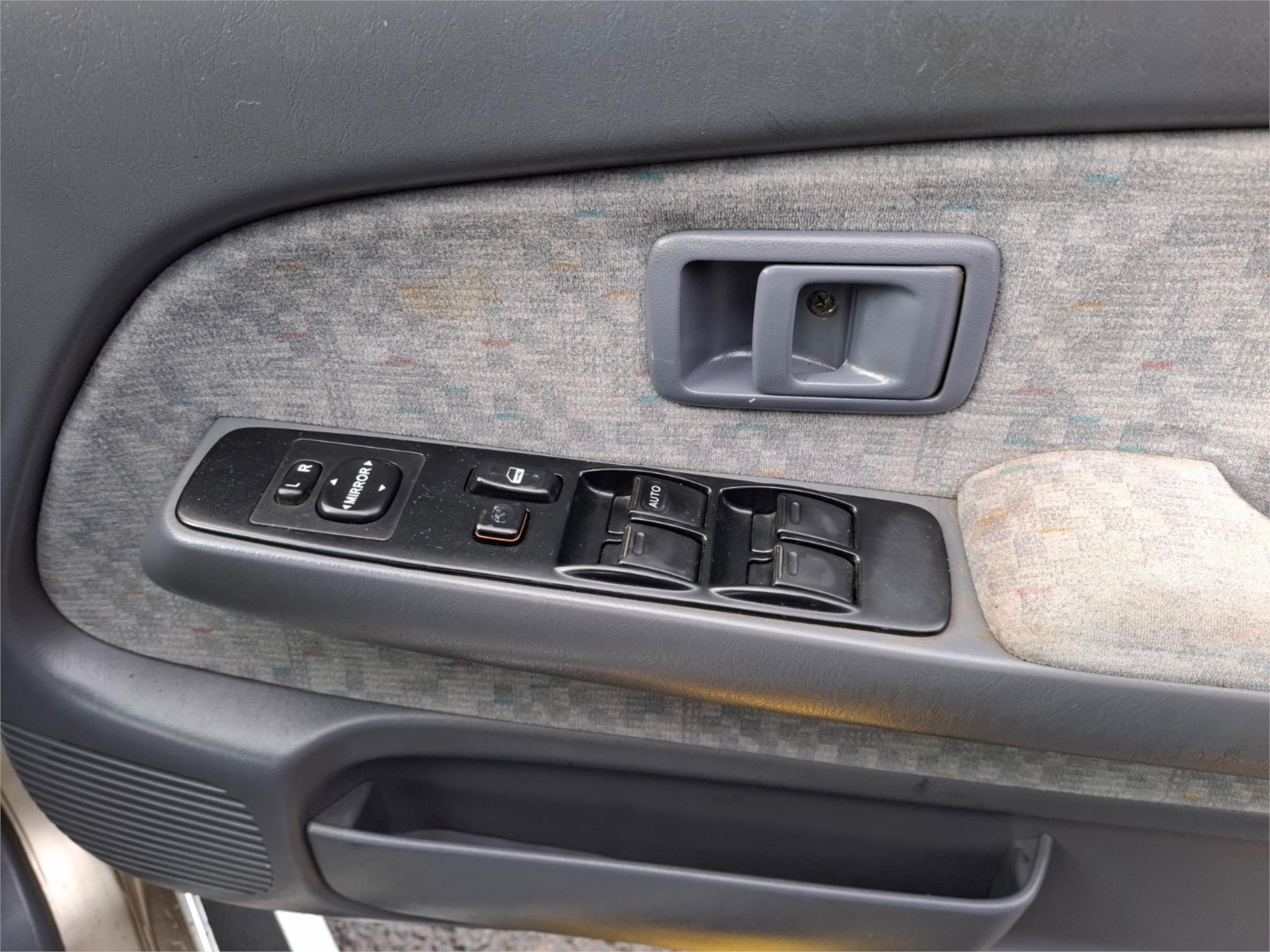 2005 TOYOTA HILUX KUN26R SR5 (4x4) 5 SP MANUAL DUAL CAB P/UP
