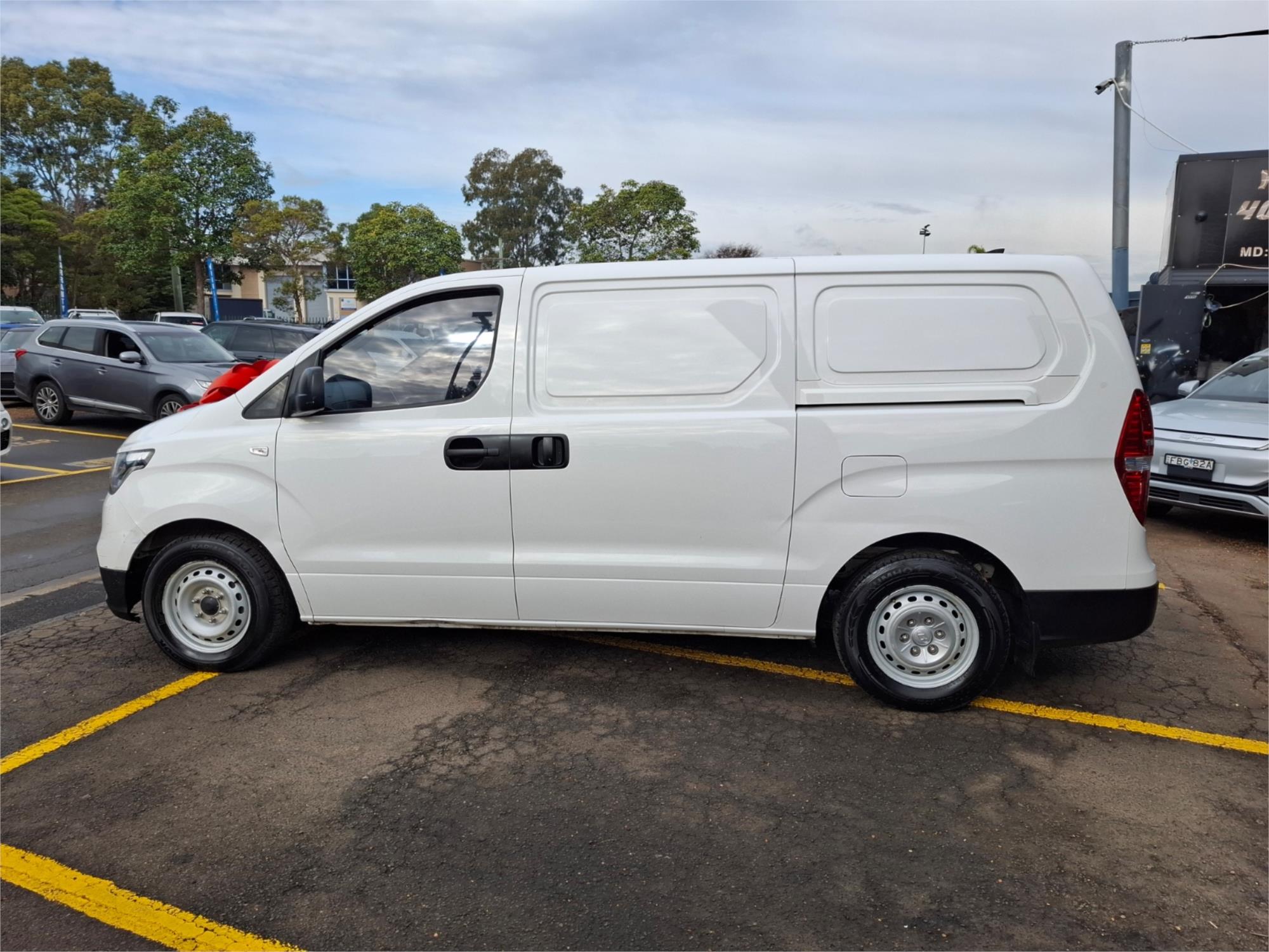 2020 HYUNDAI iLOAD TQ4 MY20 3S LIFTBACK 5 SP AUTOMATIC 4D VAN