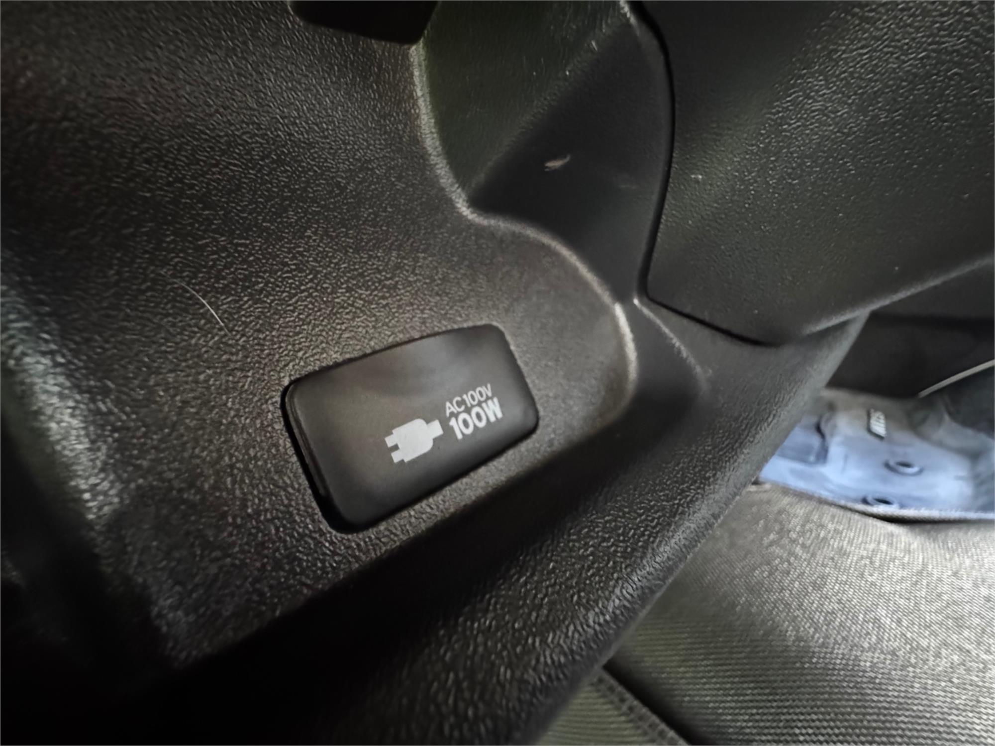 2015 TOYOTA HIACE TRH200 6 SP AUTOMATIC VAN
