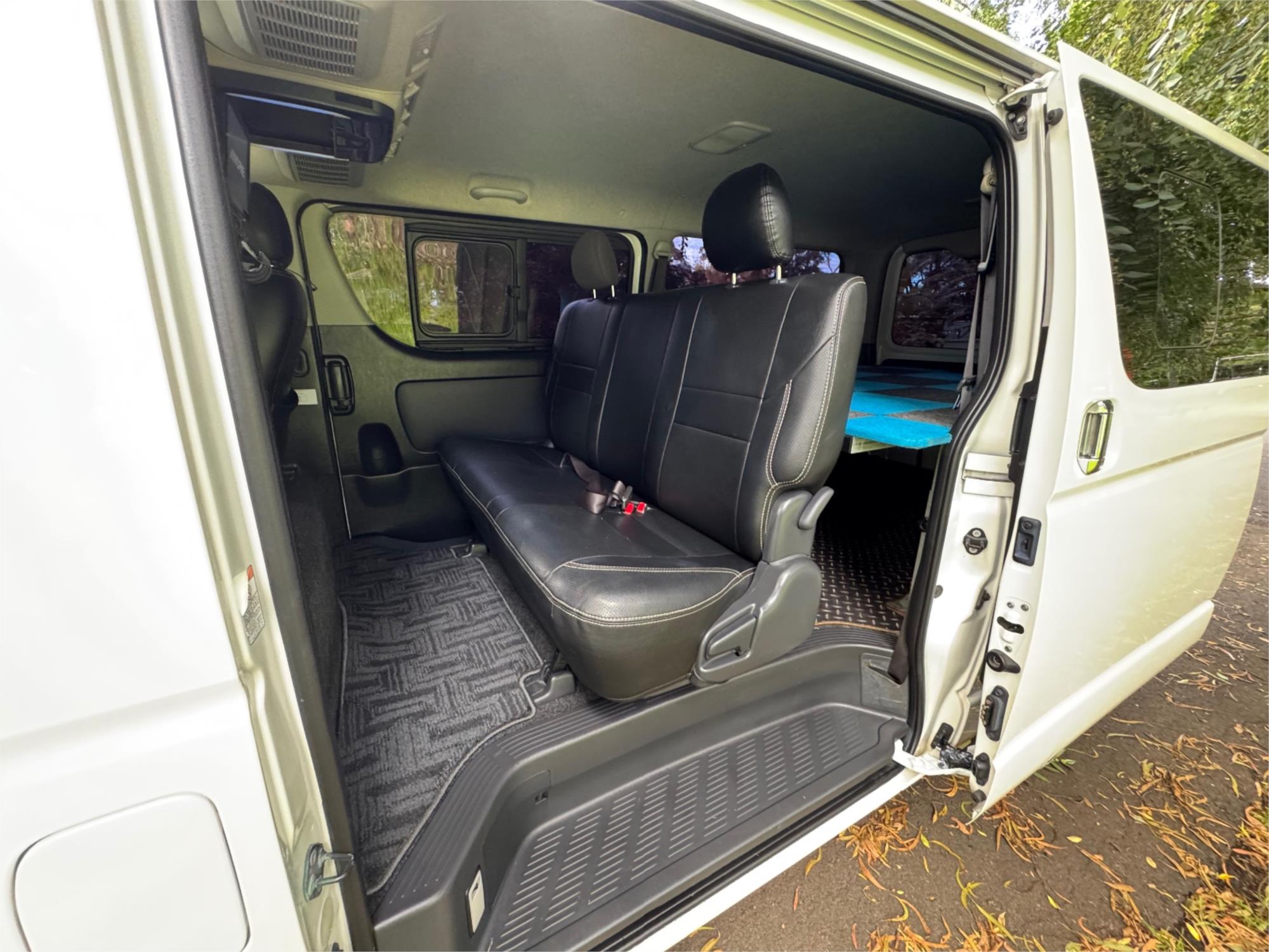 2015 TOYOTA HIACE TRH200 6 SP AUTOMATIC VAN