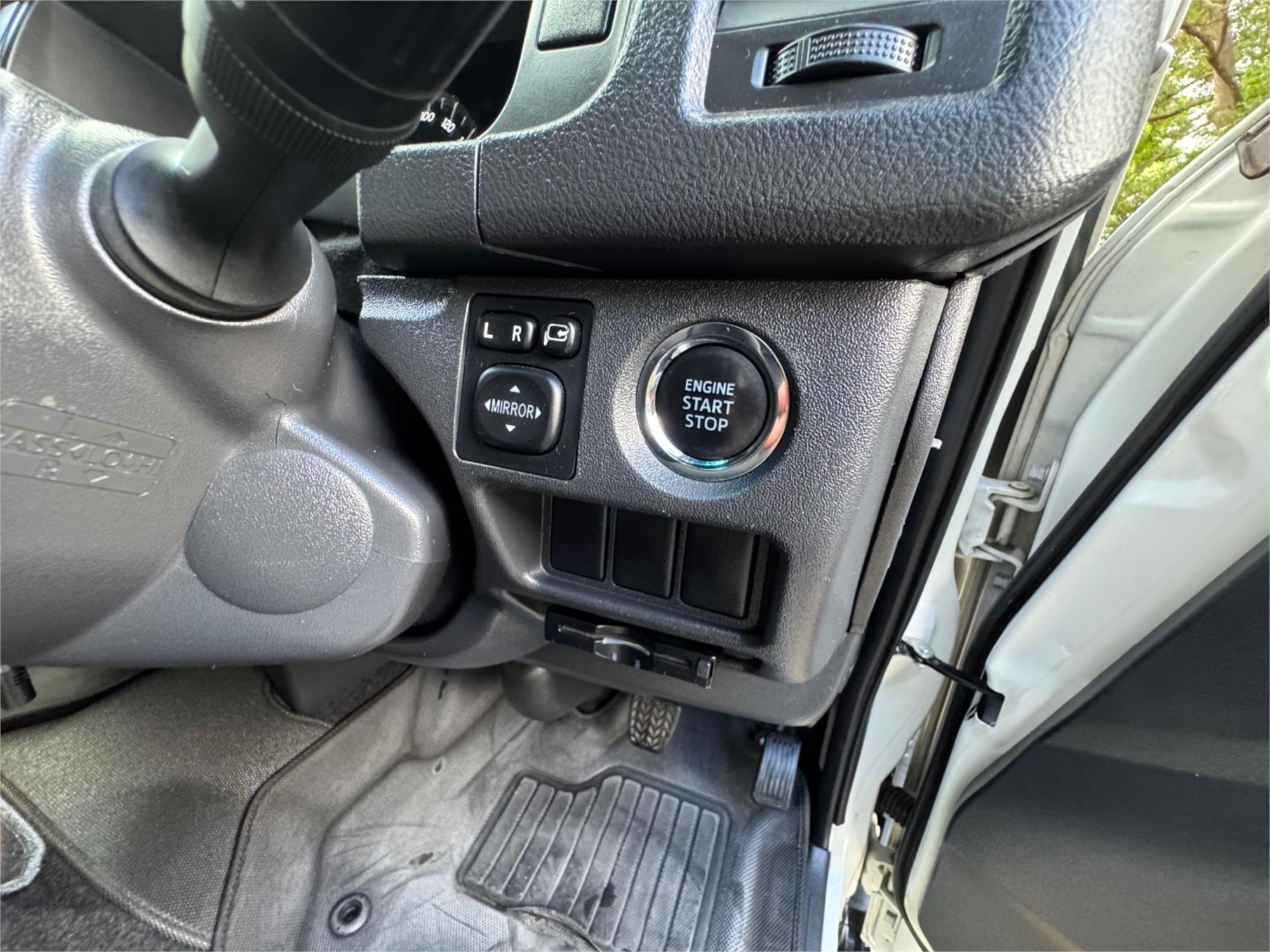 2015 TOYOTA HIACE TRH200 6 SP AUTOMATIC VAN