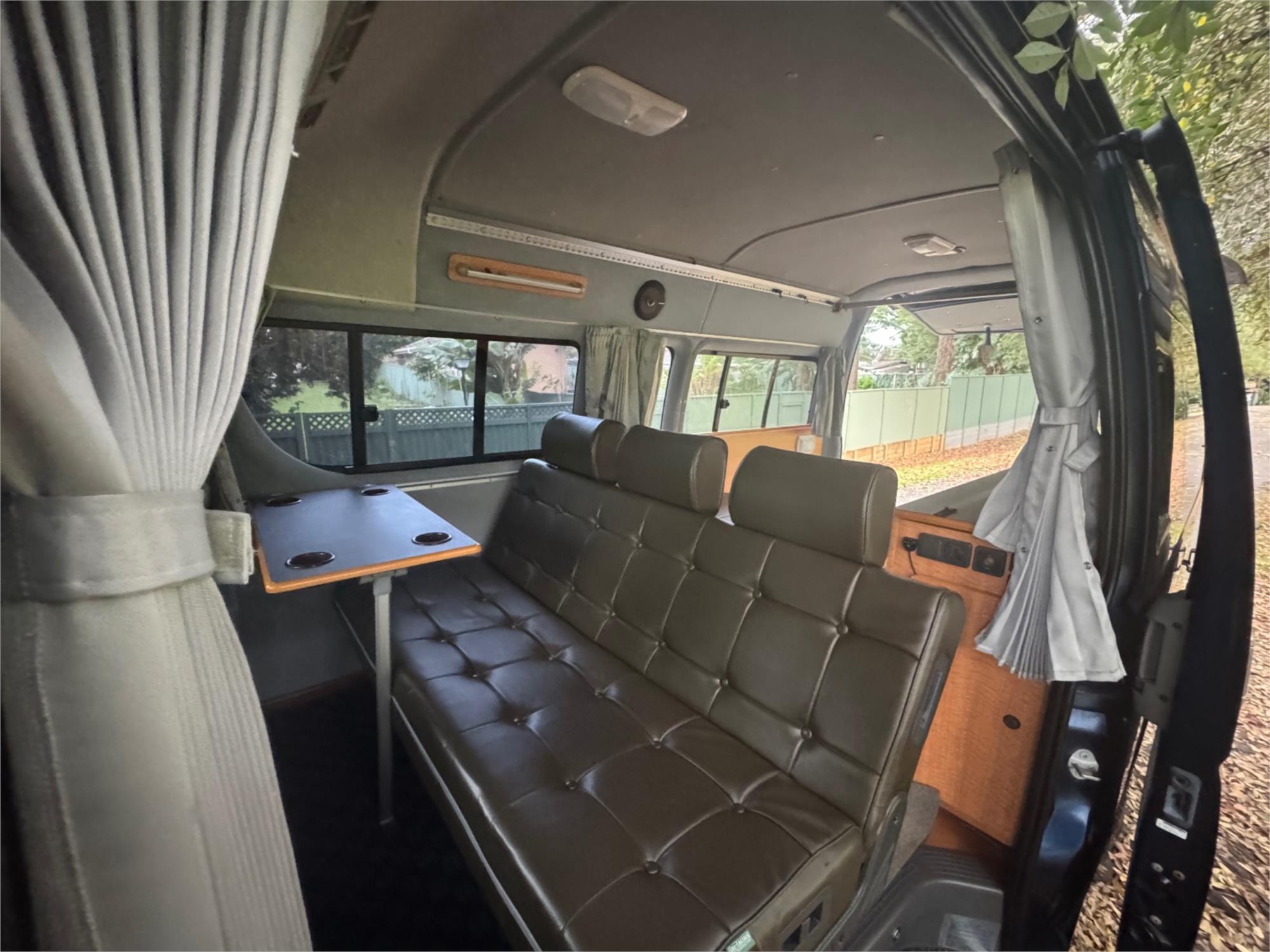 2005 TOYOTA HIACE TRH226R VAN