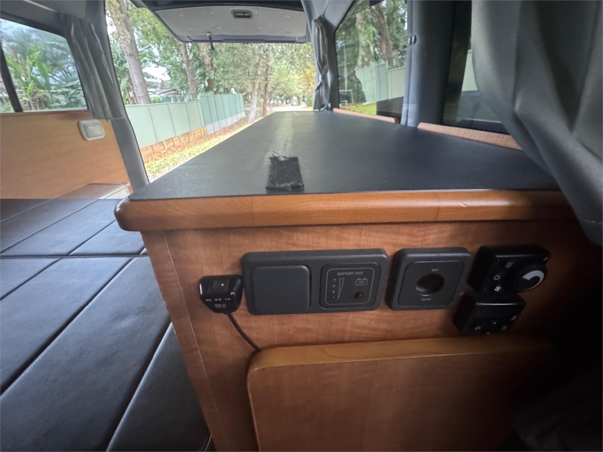 2005 TOYOTA HIACE TRH226R VAN