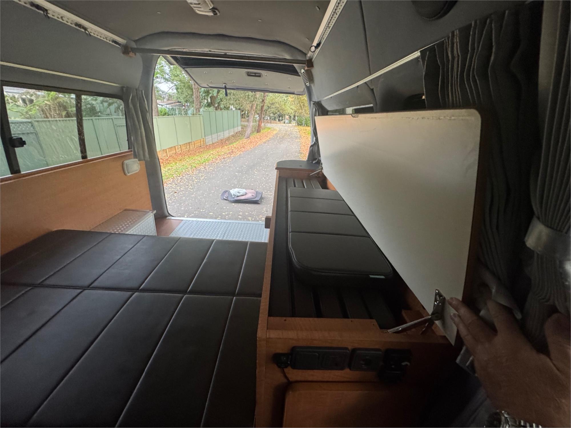 2005 TOYOTA HIACE TRH226R VAN