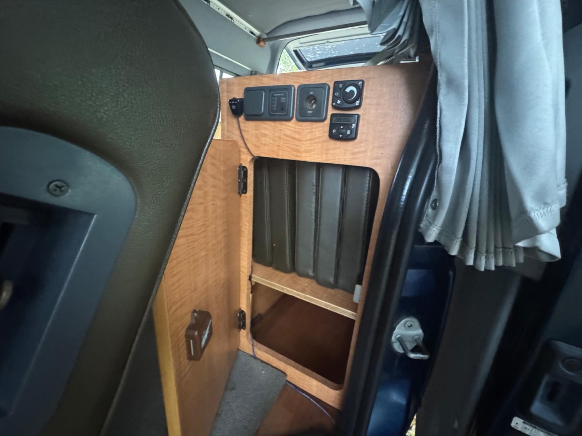 2005 TOYOTA HIACE TRH226R VAN