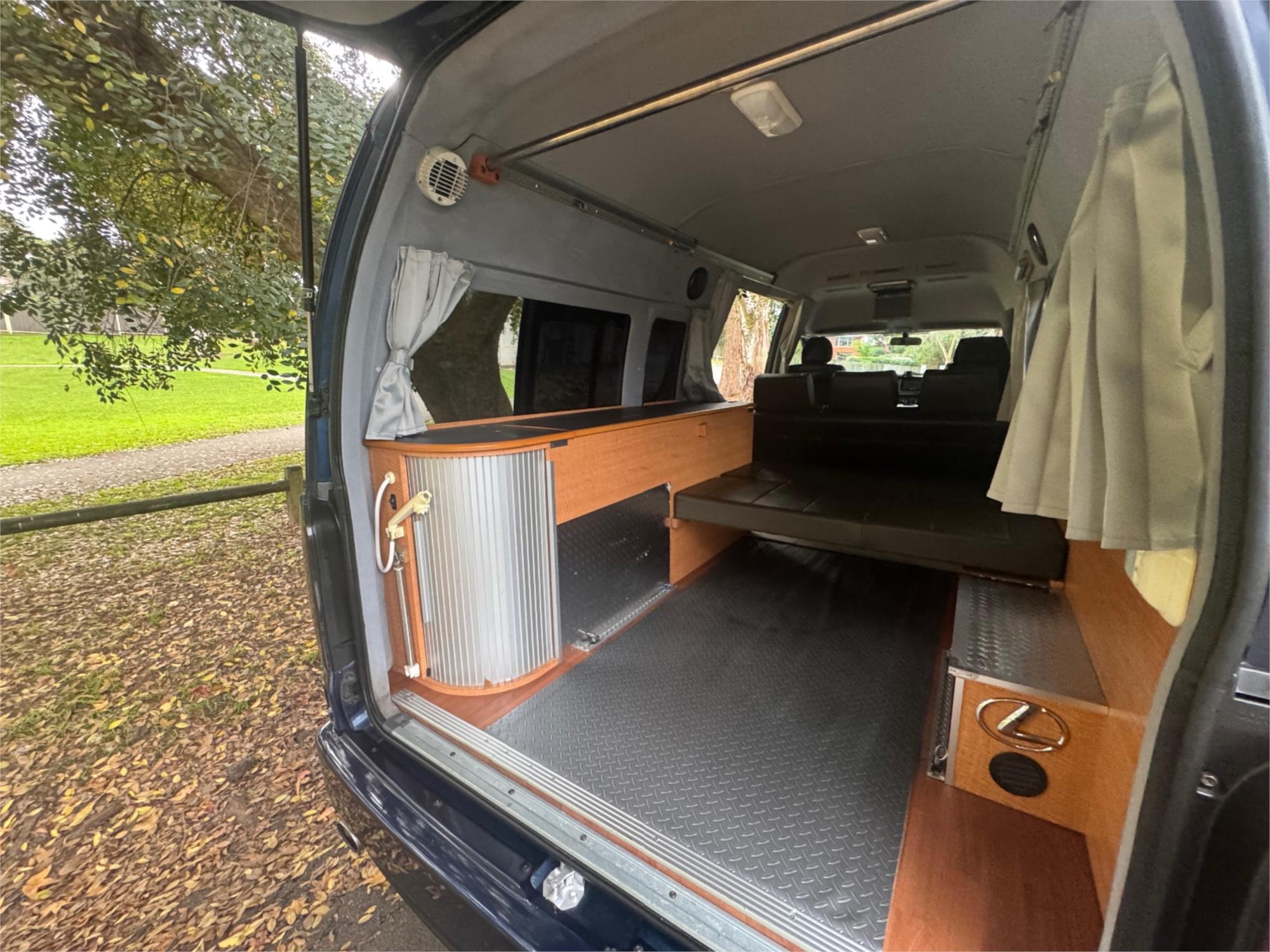 2005 TOYOTA HIACE TRH226R VAN