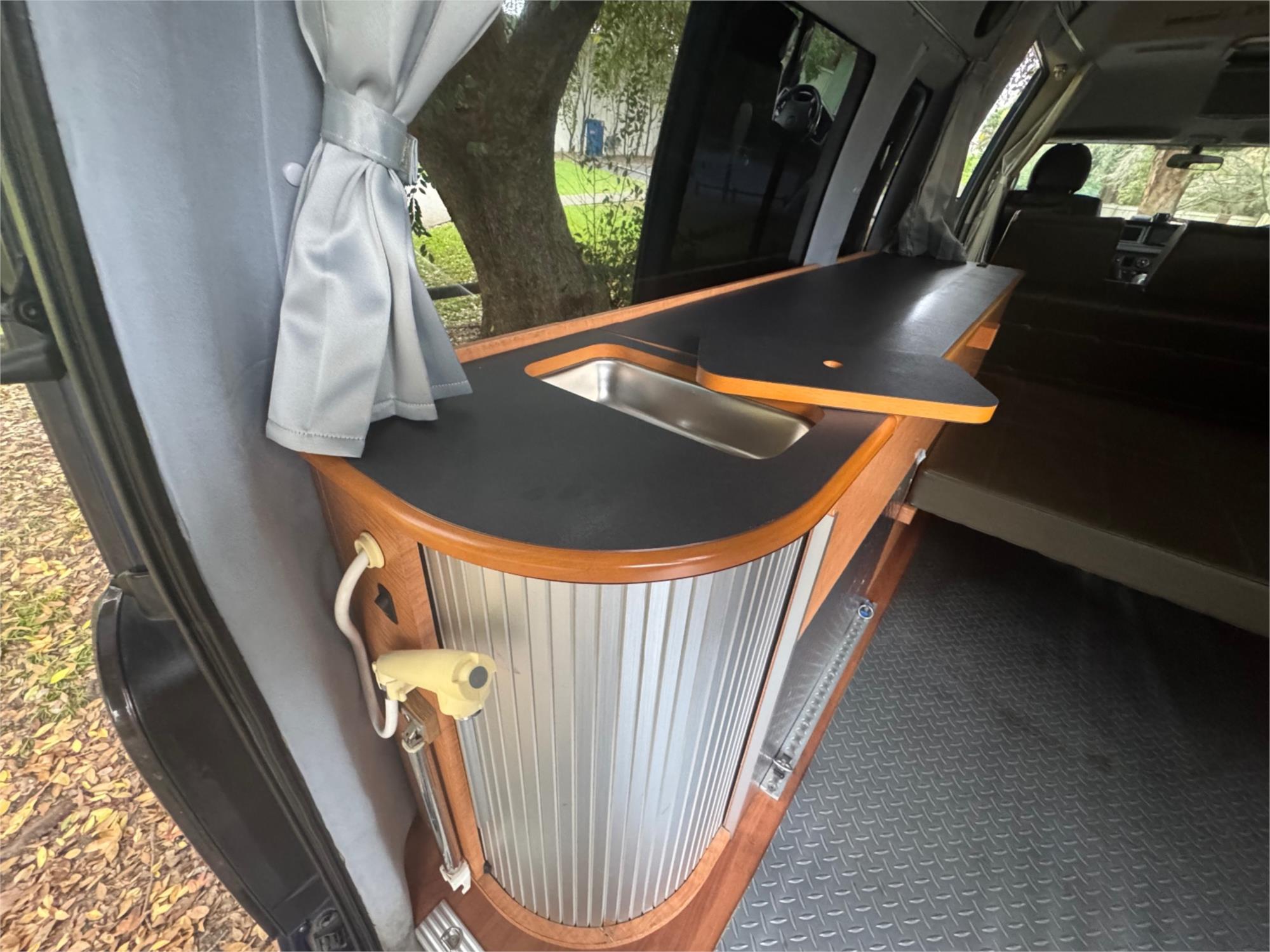 2005 TOYOTA HIACE TRH226R VAN