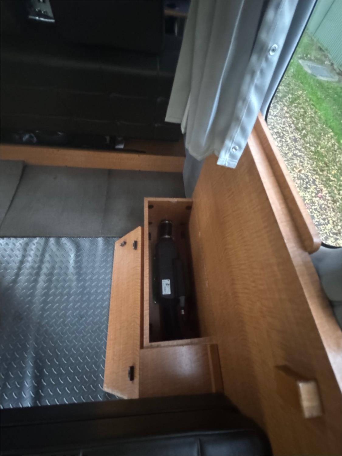 2005 TOYOTA HIACE TRH226R VAN