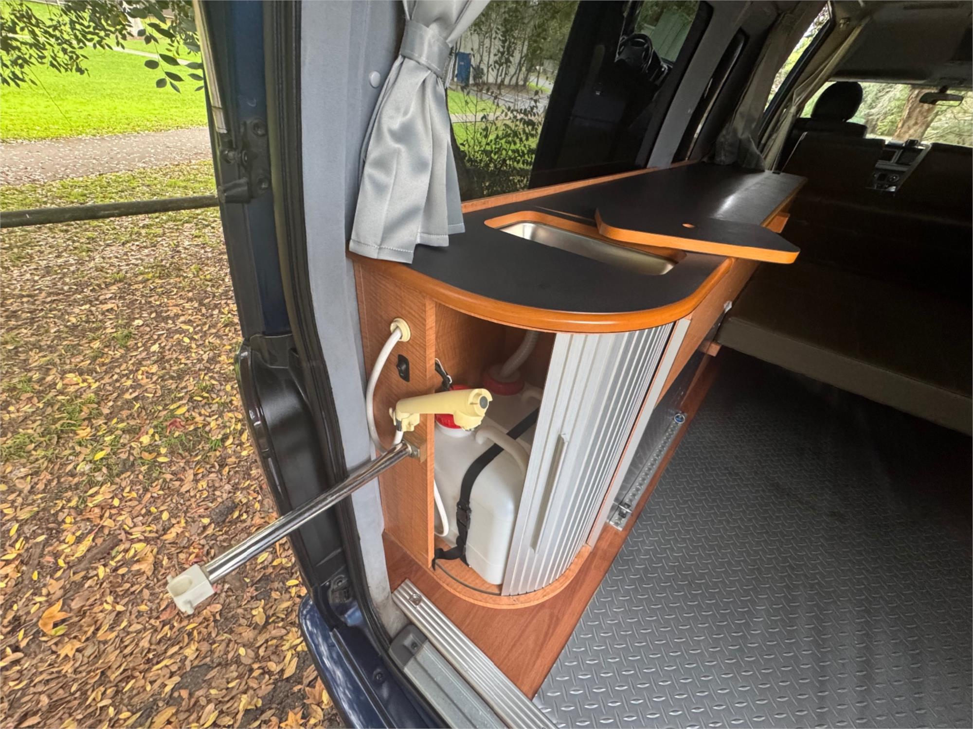2005 TOYOTA HIACE TRH226R VAN