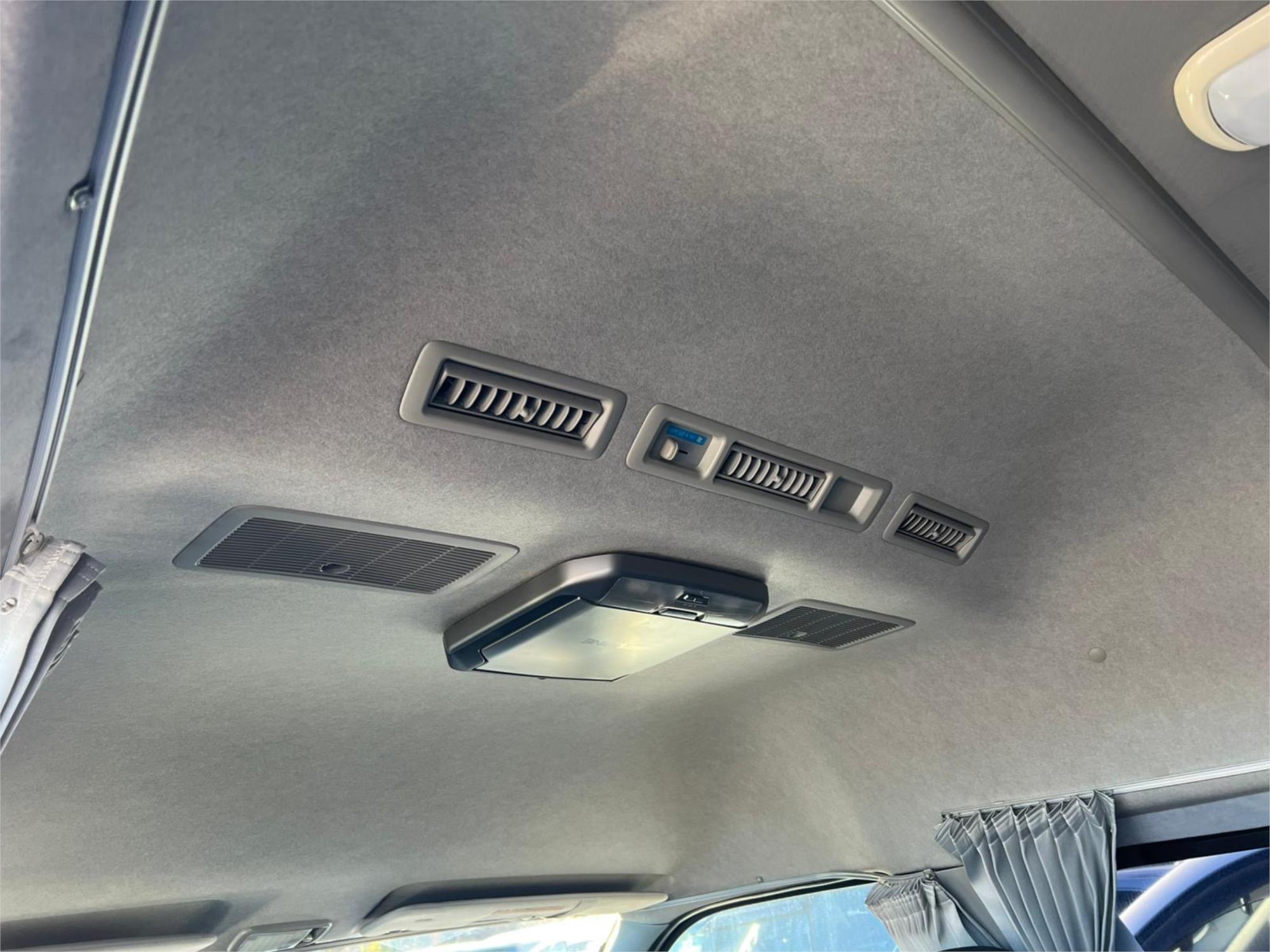 2005 TOYOTA HIACE TRH226R VAN