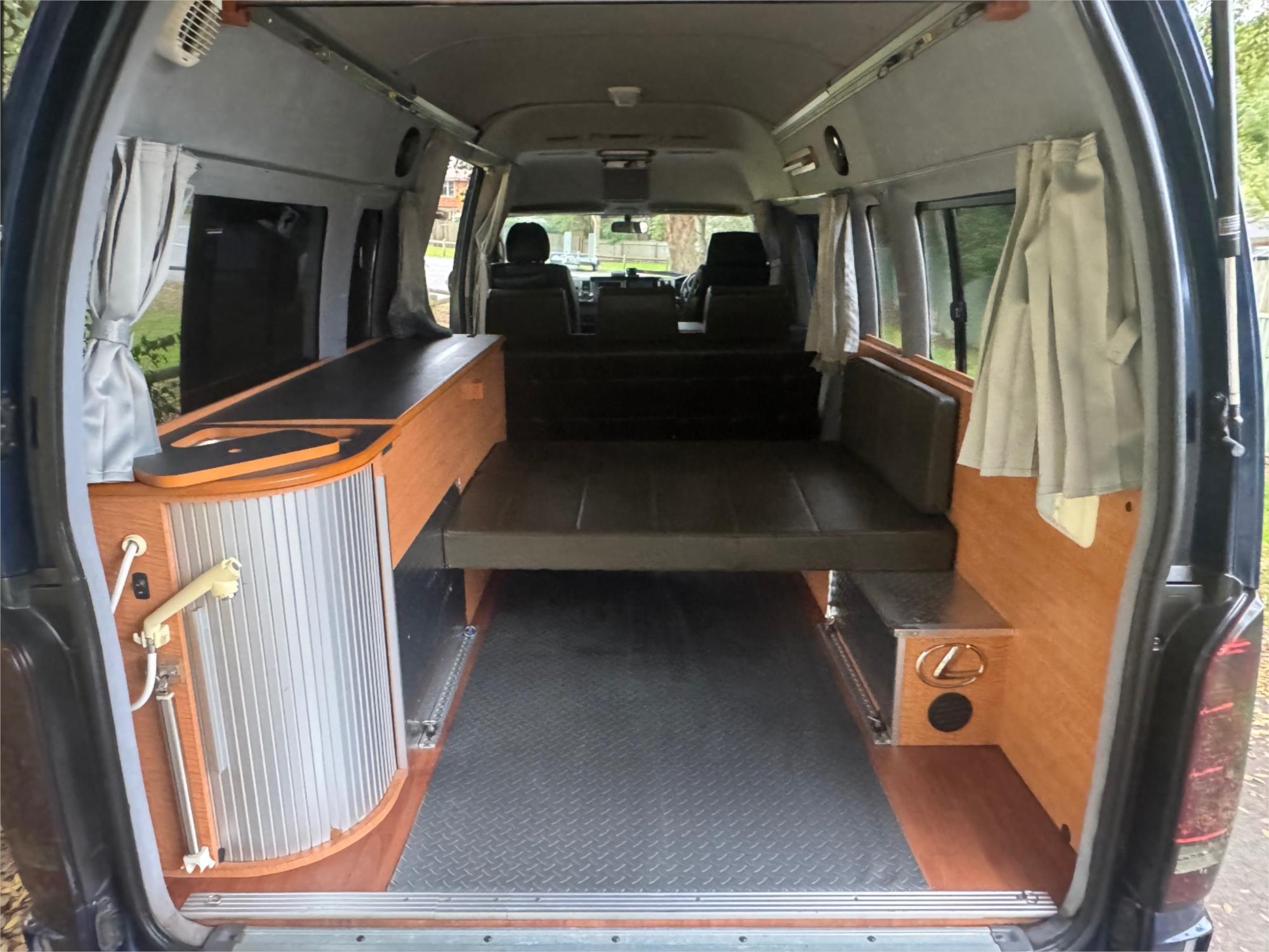2005 TOYOTA HIACE TRH226R VAN