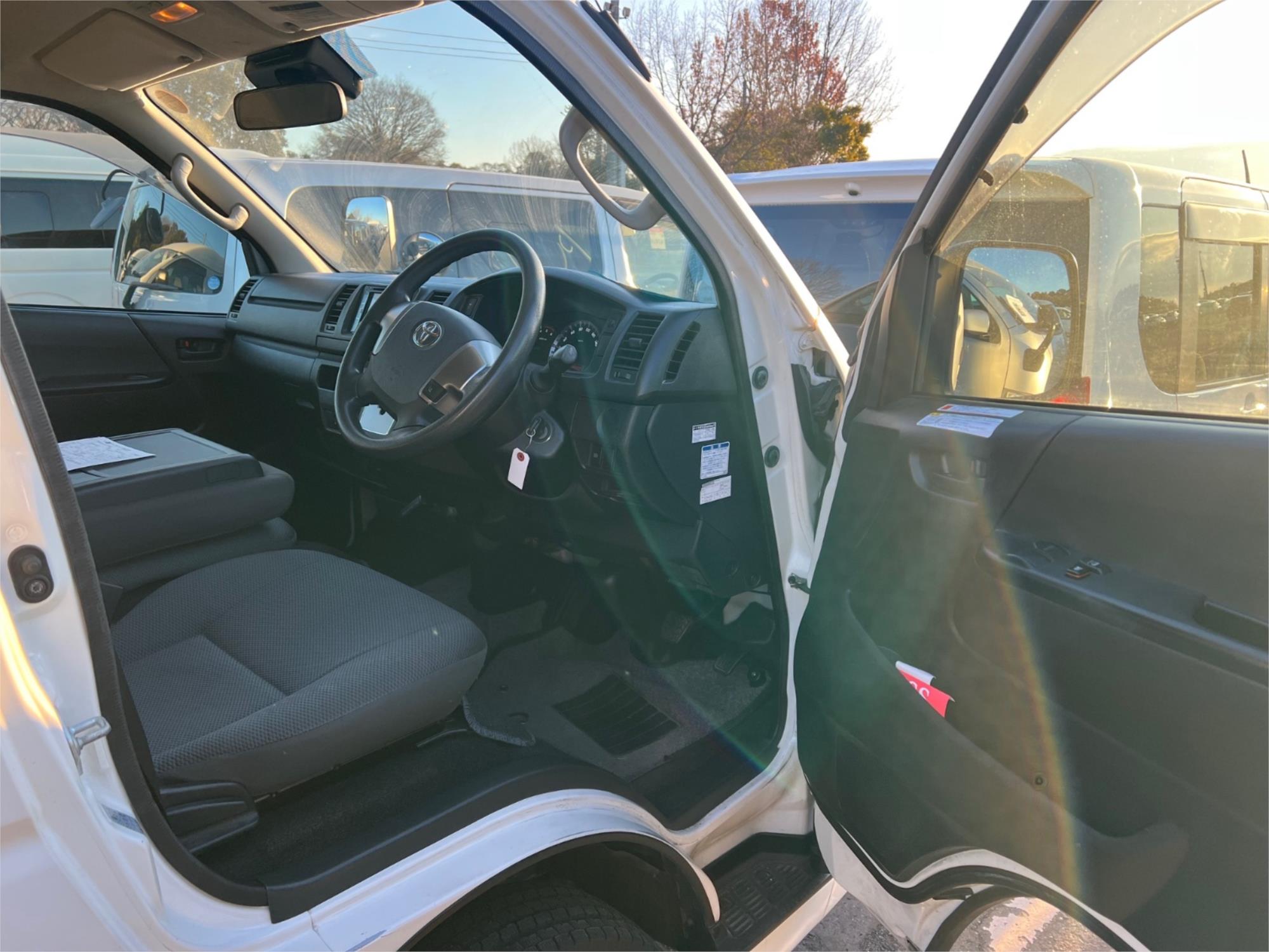 2018 TOYOTA HIACE AUTOMATIC VAN