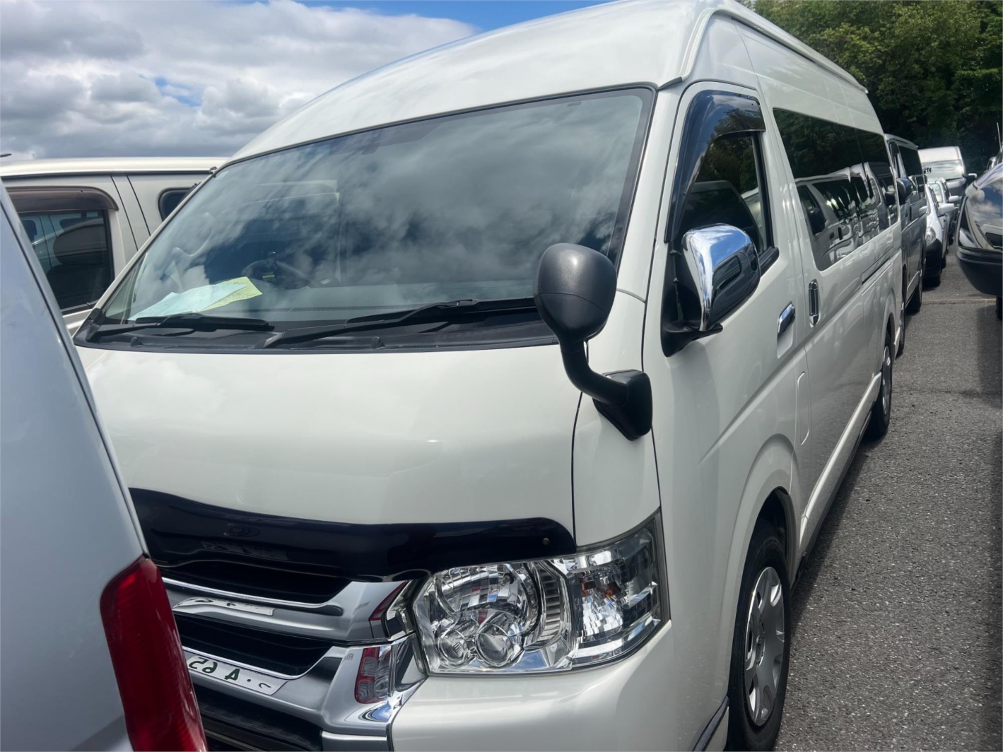 2015 TOYOTA HIACE GL AUTOMATIC VAN