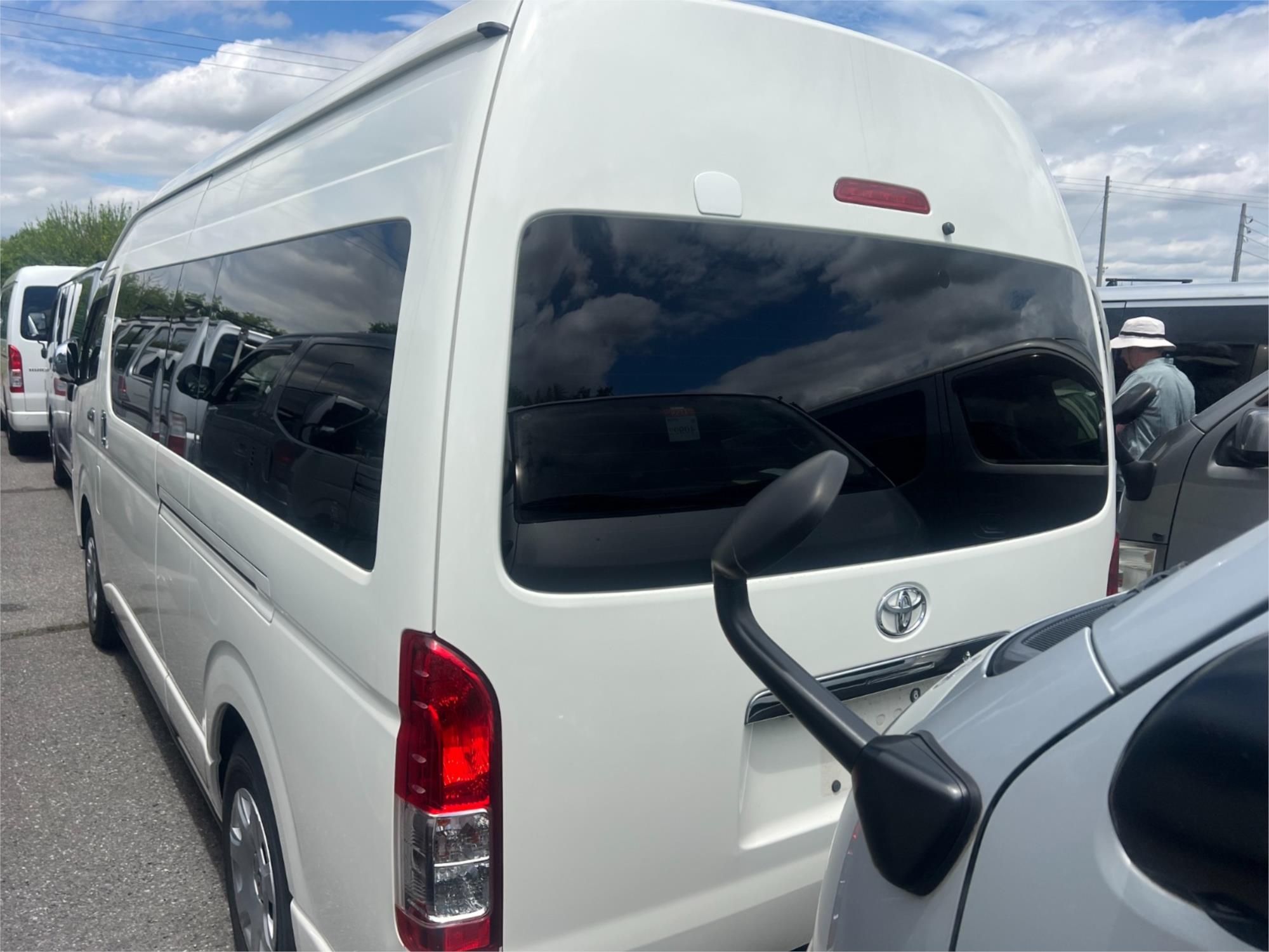 2015 TOYOTA HIACE GL AUTOMATIC VAN
