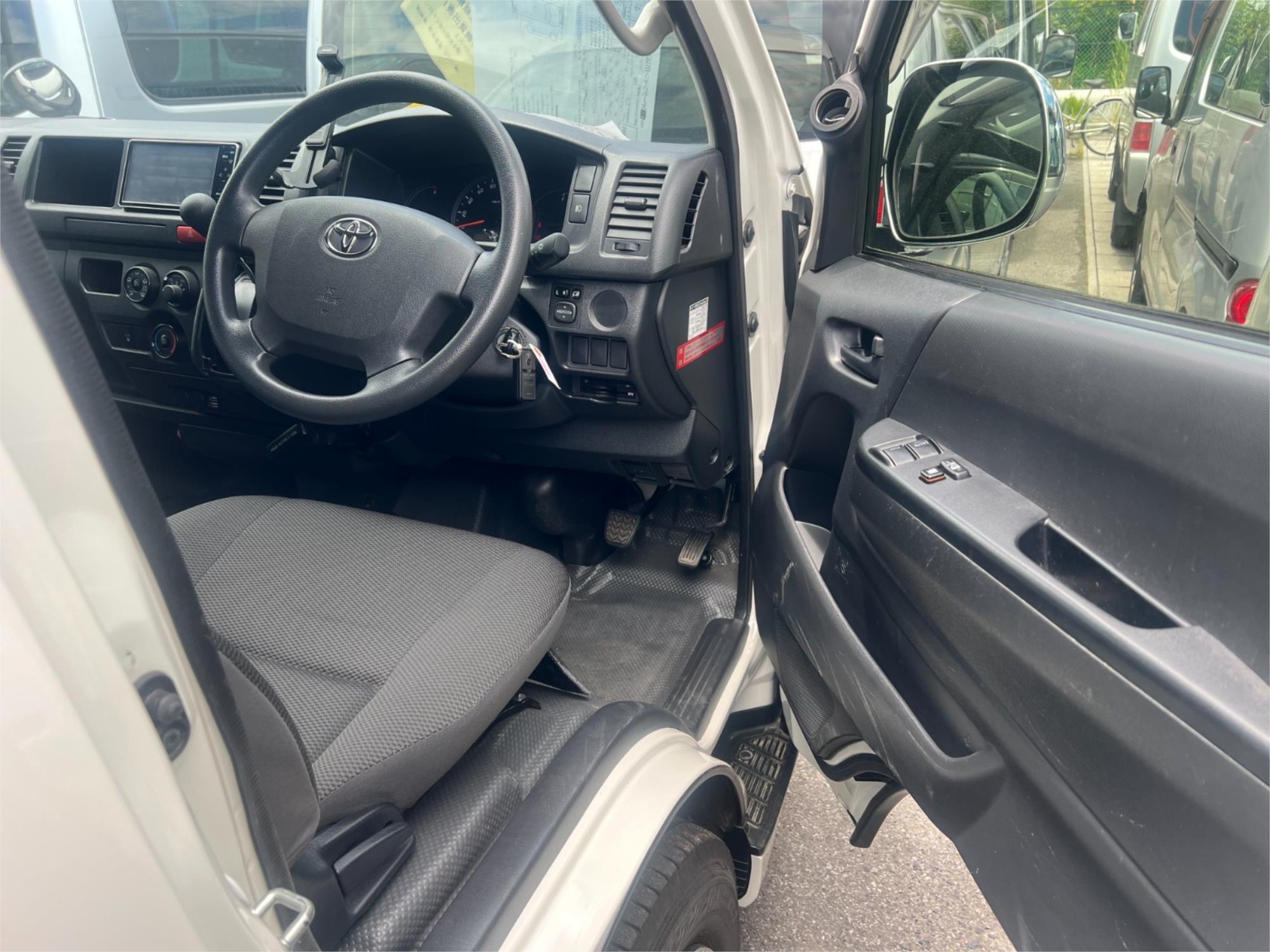 2015 TOYOTA HIACE GL AUTOMATIC VAN