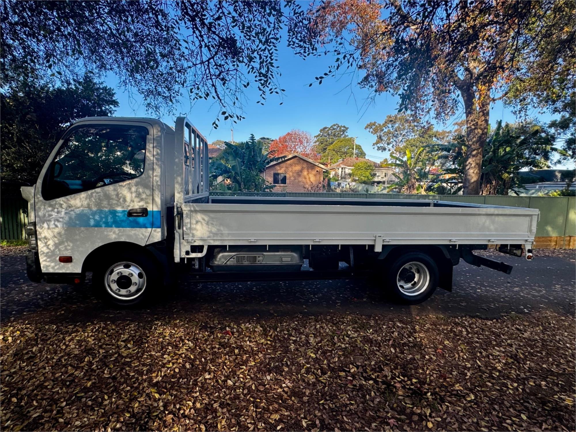 2013 TOYOTA DYNA 4.0 HYBRID AUTOMATIC TRAY
