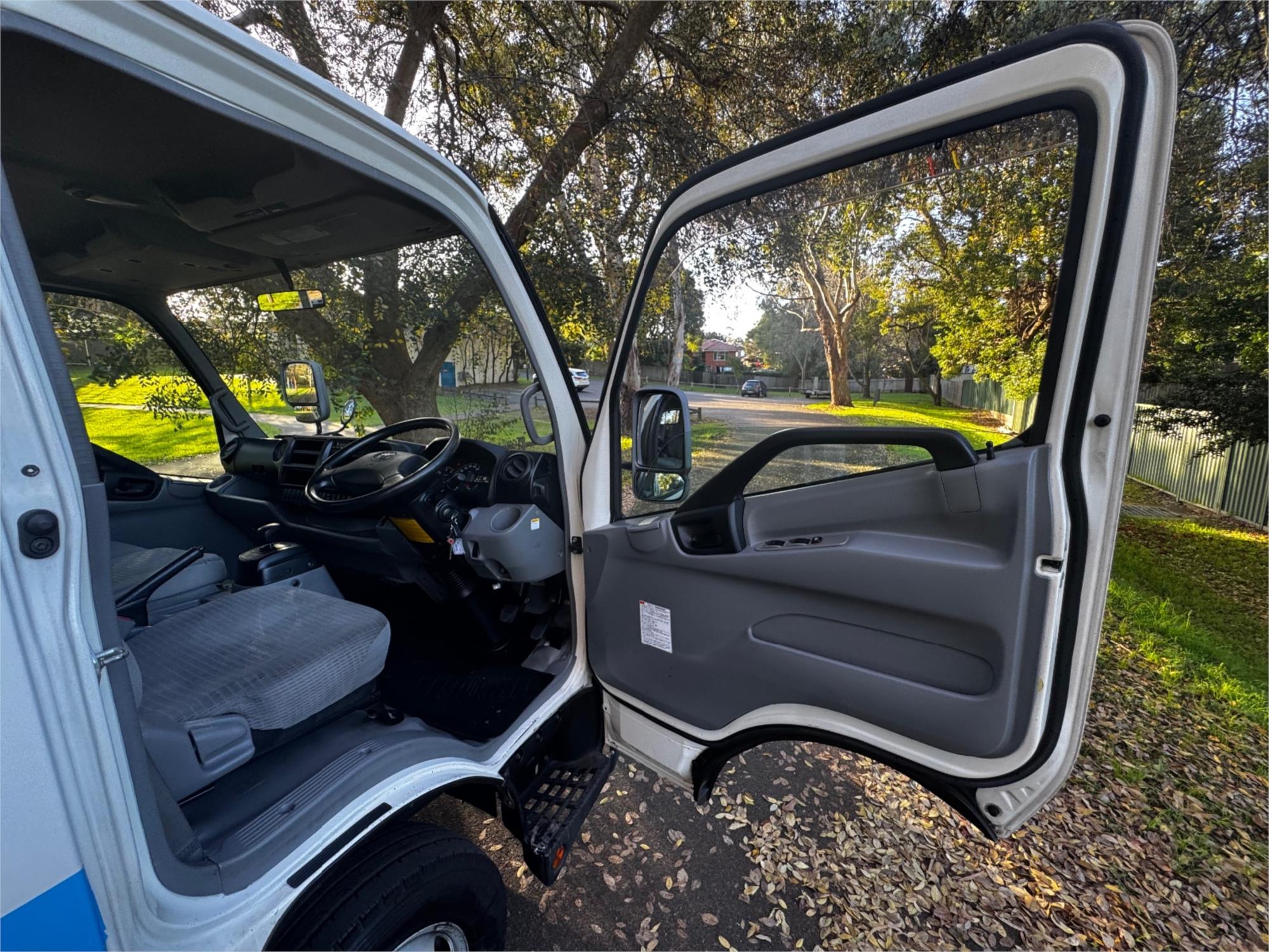 2013 TOYOTA DYNA 4.0 HYBRID AUTOMATIC TRAY